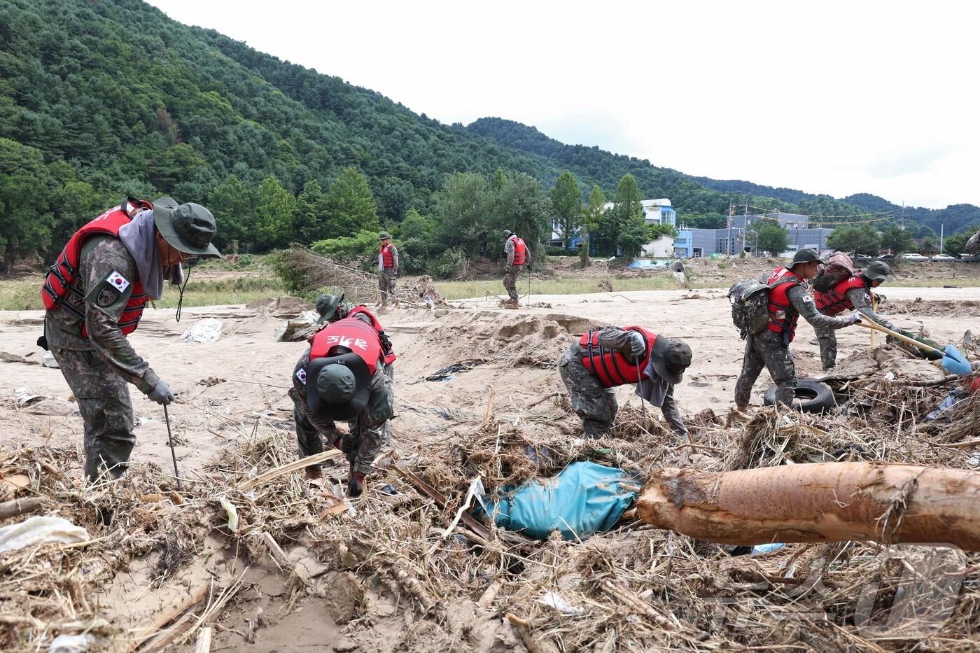 29일 경기 가평군에서 육군 장병들이 수해 실종자를 찾기 위해 수색 작업을 하고 있다.(가평군 제공, 재판매 및 DB 금지) 2025.7.29/뉴스1 ⓒ News1 양희문 기자