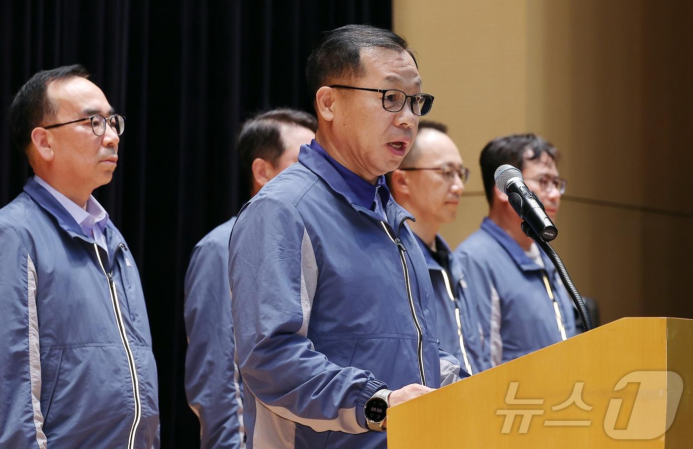 정희민 포스코이앤씨 대표이사가 인천 연수구 포스코이앤씨 송도사옥에서 고속국도 공사 현장 사망사고와 관련해 사과문을 발표하고 있다. /뉴스1 ⓒ News1 김진환 기자