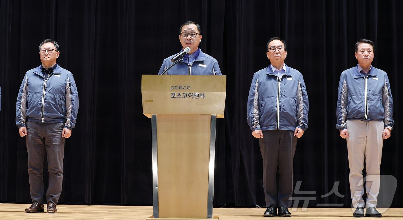 정희민 포스코이앤씨 대표이사가 29일 오후 인천 연수구 포스코이앤씨 송도사옥에서 고속국도 공사 현장 사망사고와 관련해 사과문을 발표하고 있다. 2025.7.29/뉴스1 ⓒ News1 김진환 기자