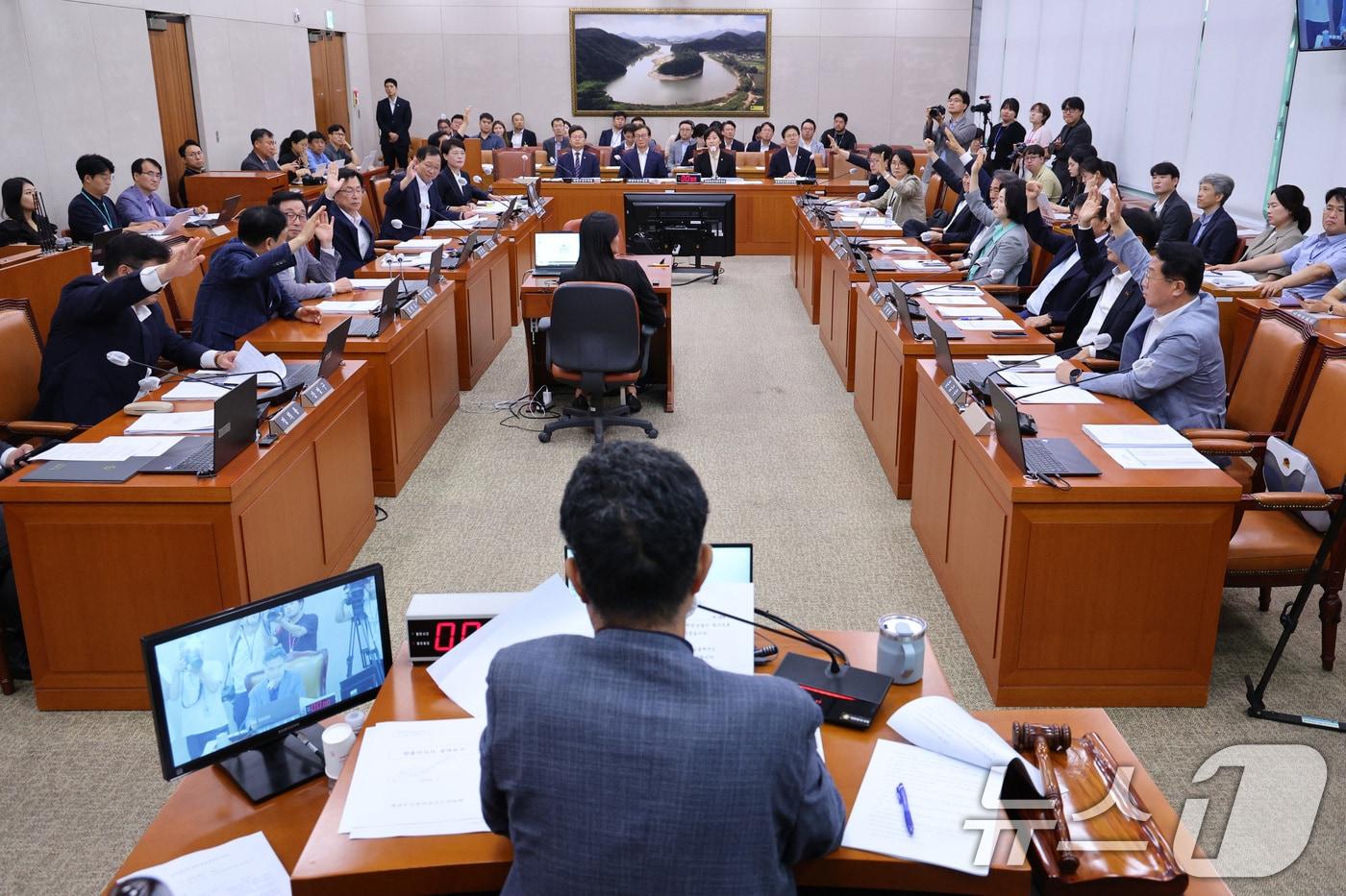 29일 오후 서울 여의도 국회에서 열린 농해수위 전체회의에서 의원들이 거수 표결하고 있다. 농해수위는 이날 양곡관리법과 농수산물 유통 및 가격안정법(농안법) 개정안을 통과시켰다. 2025.7.29/뉴스1 ⓒ News1 신웅수 기자