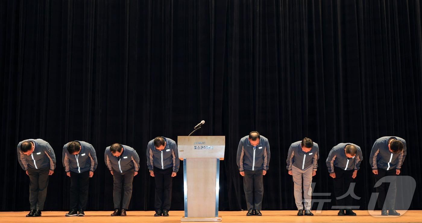 29일 오후 인천 연수구 포스코이앤씨 송도사옥에서 정희민 포스코이앤씨 대표이사를 비롯한 관계자들이 고속국도 공사 현장 사망사고 관련해 사과문 발표에 앞서 고개 숙여 인사하고 있다. 2025.7.29/뉴스1 ⓒ News1 김진환 기자