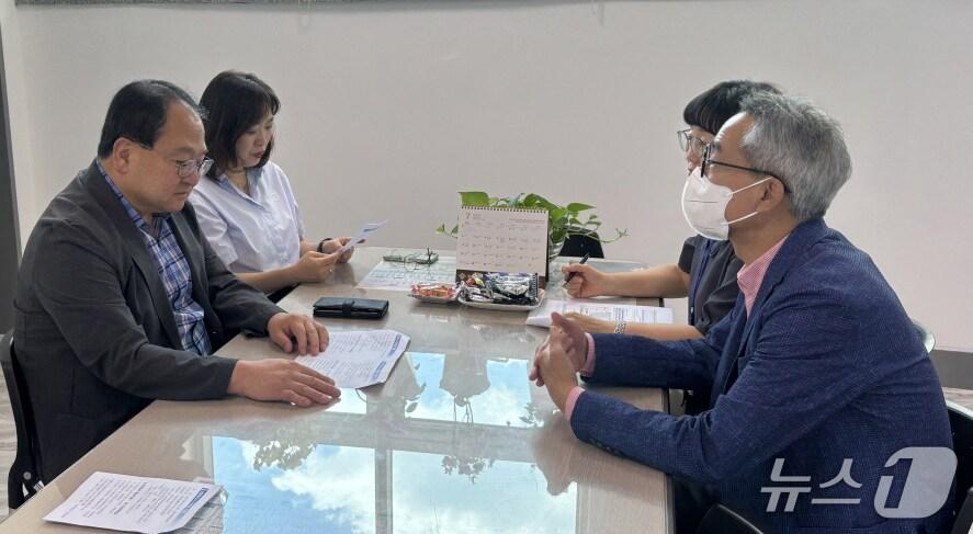 본문 이미지 - 29일 연일 폭염경보가 이어지고 있는 가운데 경북 포항시가 폭염으로부터 자활 근로참여자들의 안전과 근로환경을 점검하고 있다. (포항시제공, 제판매 및 DB금지) 2025.7.29/뉴스1