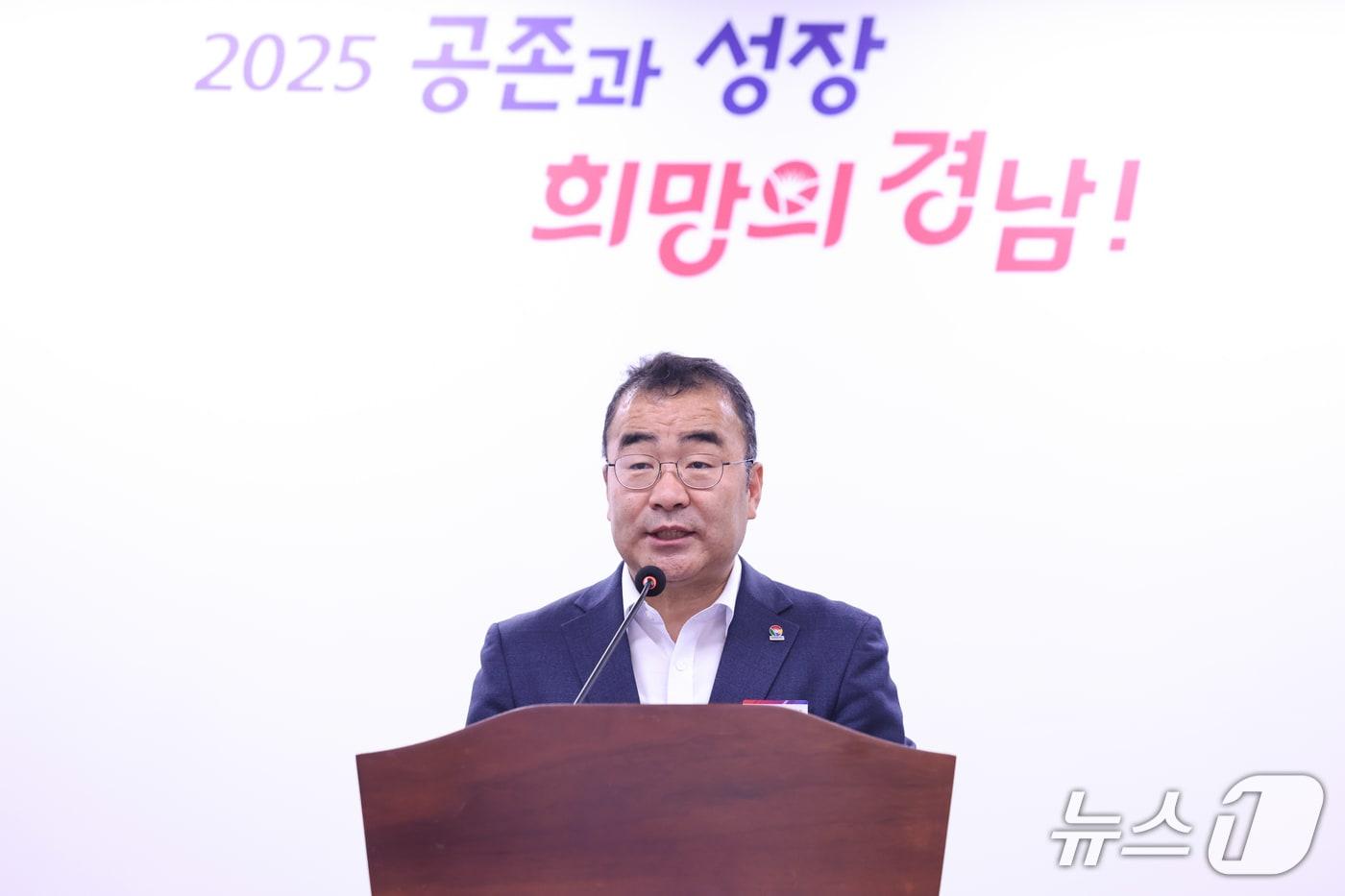 박일동 경남도 문화체육국장이 29일 오후 도청 프레스센터에서 기자회견을 열고 NC 다이노스 지원 방안을 설명하고 있다.&#40;경남도 제공. 재판매 및 DB금지&#41;