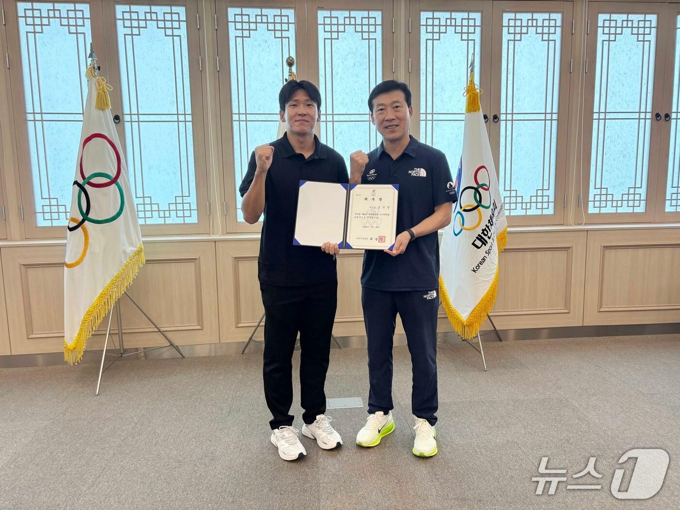 본문 이미지 - 대한체육회 선수위원회 위원장으로 선출된 김국영&#40;왼쪽&#41;과 김택수 국가대표 선수촌장. &#40;대한체육회 제공&#41;
