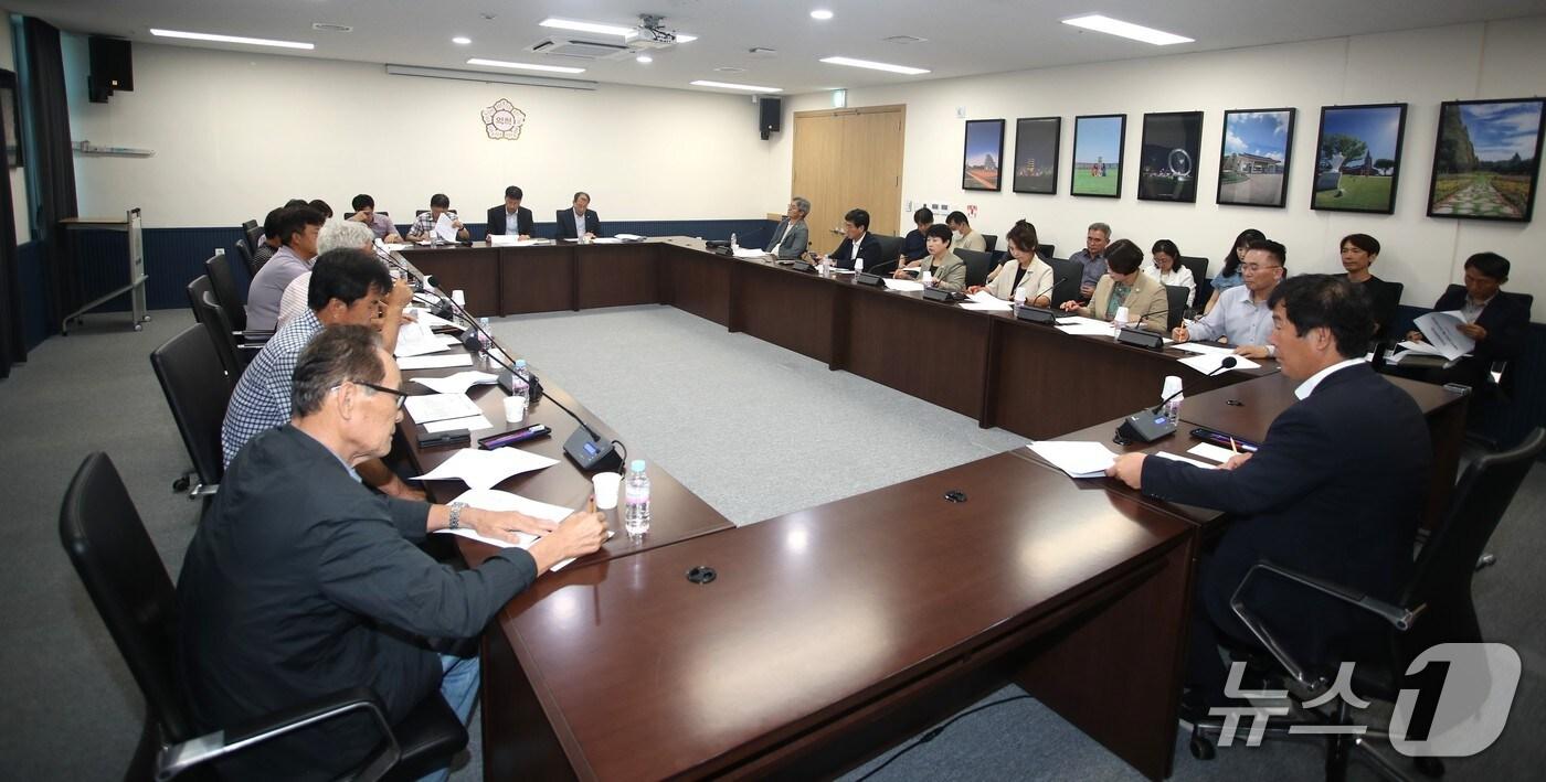 전북 익산시의회 산업건설위원회가 익산시고구마연구회와 농가 인력난 문제 해결을 위한 정책 방안을 논의했다.&#40;익산시의회 제공. 재판매 및 DB금지&#41;