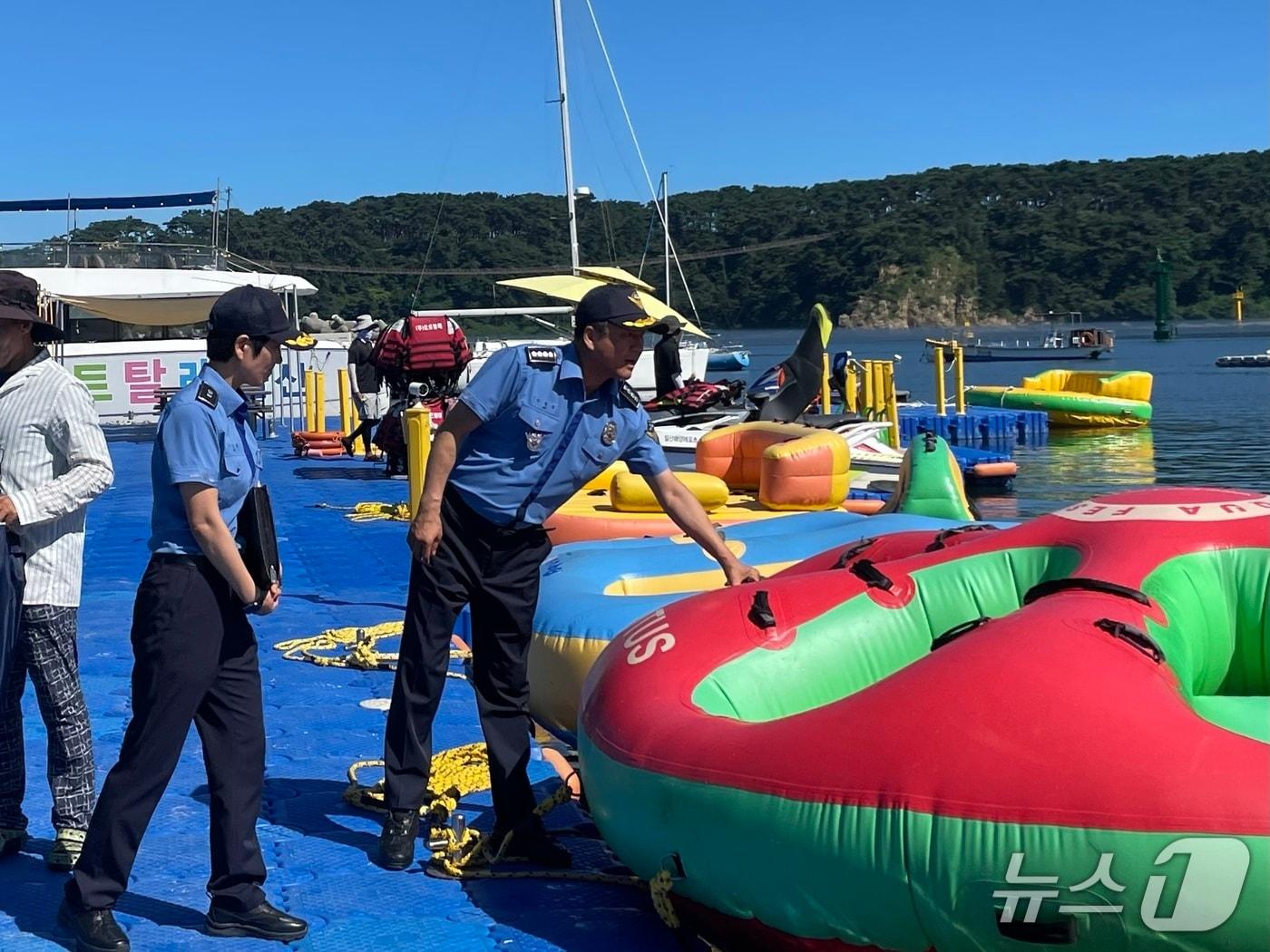 본문 이미지 - 울산해양경찰서는 휴가철을 맞아 29일 관내 수상레저 사업장을 중심으로 특별 안전점검을 실시했다고 밝혔다.(울산해경 제공. 재판매 및 DB금지)/뉴스1