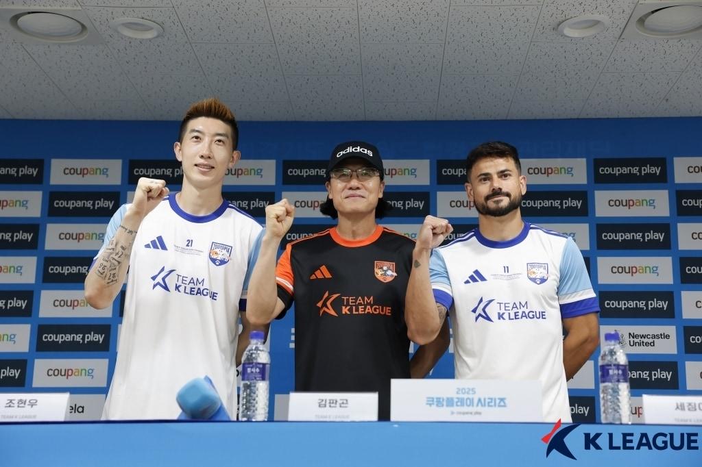 본문 이미지 - 팀 K리그 김판곤 감독&#40;가운데&#41;과 조현우&#40;왼쪽&#41;, 세징야&#40;오른쪽&#41;&#40;한국프로축구연맹 제공&#41; 