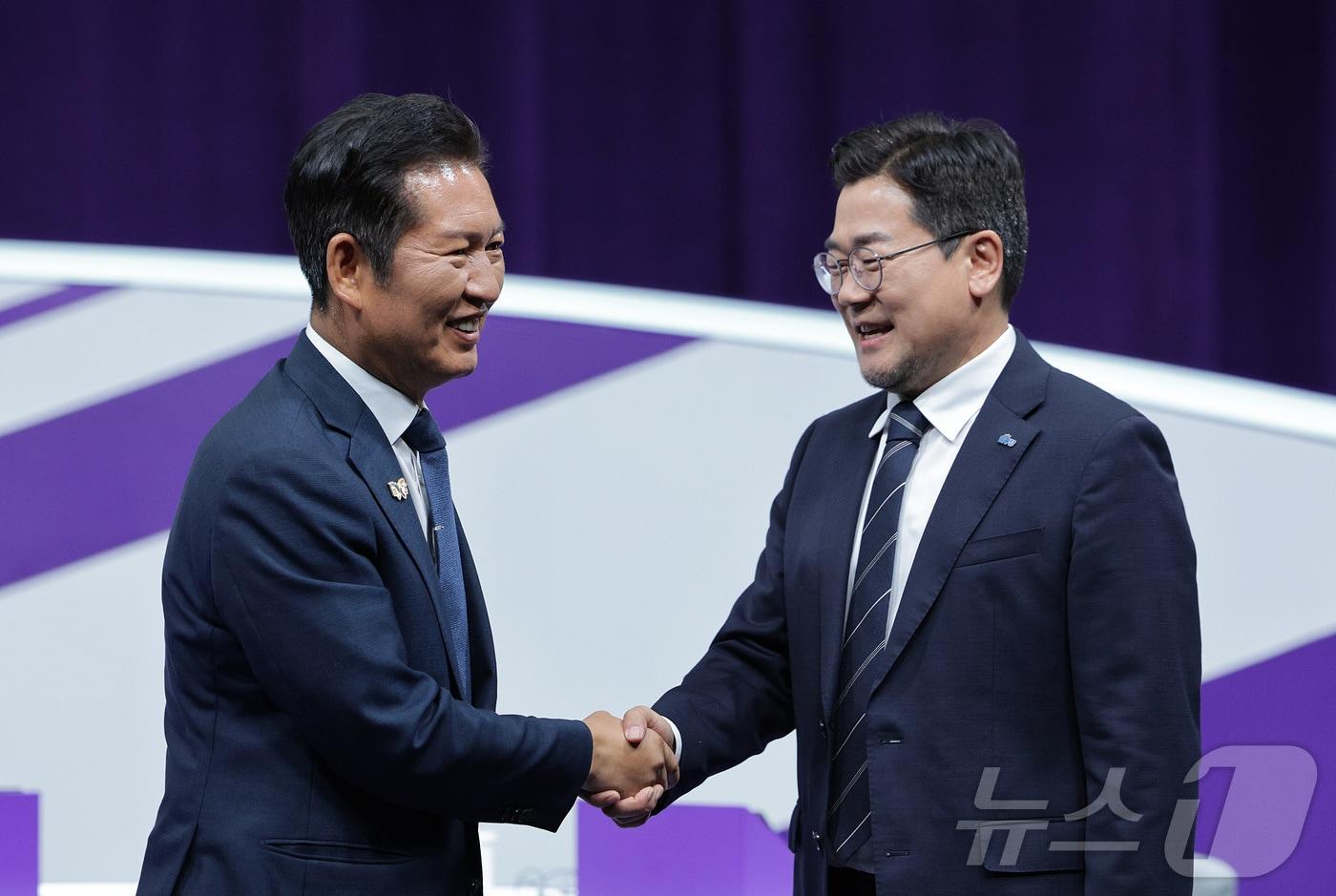 정청래(왼쪽), 박찬대 더불어민주당 당대표 후보들이 29일 오후 서울 마포구 MBC에서 열린 TV토론회에 참석해 인사하고 있다. 2025.7.29/뉴스1 ⓒ News1 신웅수 기자