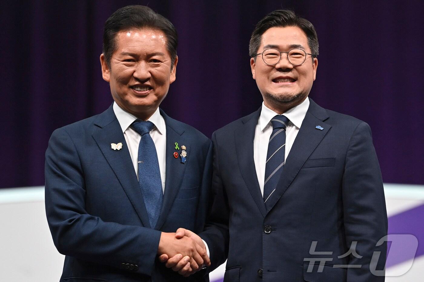 정청래(왼쪽), 박찬대 더불어민주당 당대표 후보들이 29일 오후 서울 마포구 MBC에서 열린 TV토론회에 참석해 기념 촬영하고 있다. (공동취재) 2025.7.29/뉴스1 ⓒ News1 신웅수 기자