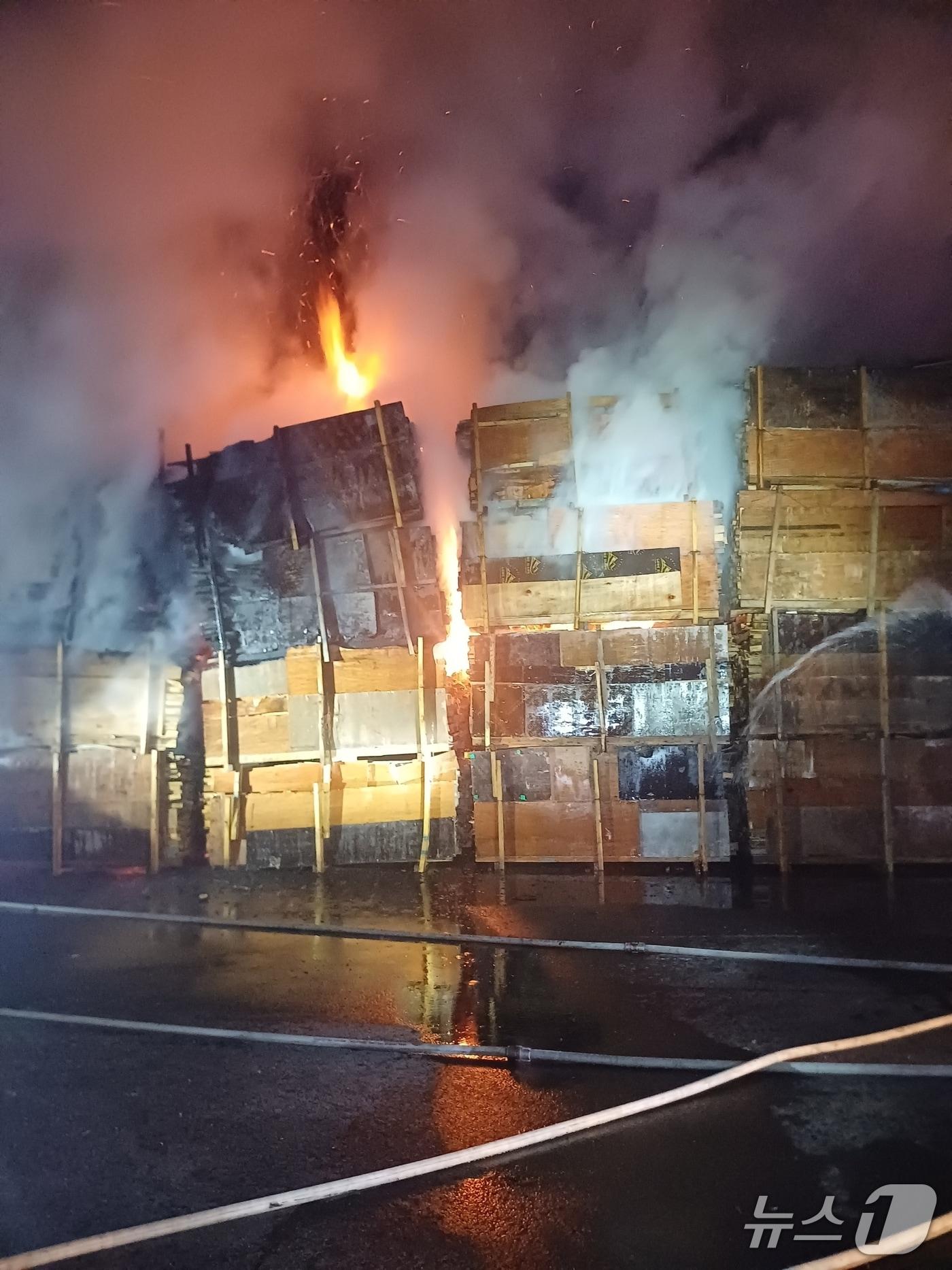 본문 이미지 - 천안 동남구 성남면 목재공장 화재 현장. (천안동남소방서 제공, 재판매 및 DB금지) / 뉴스1