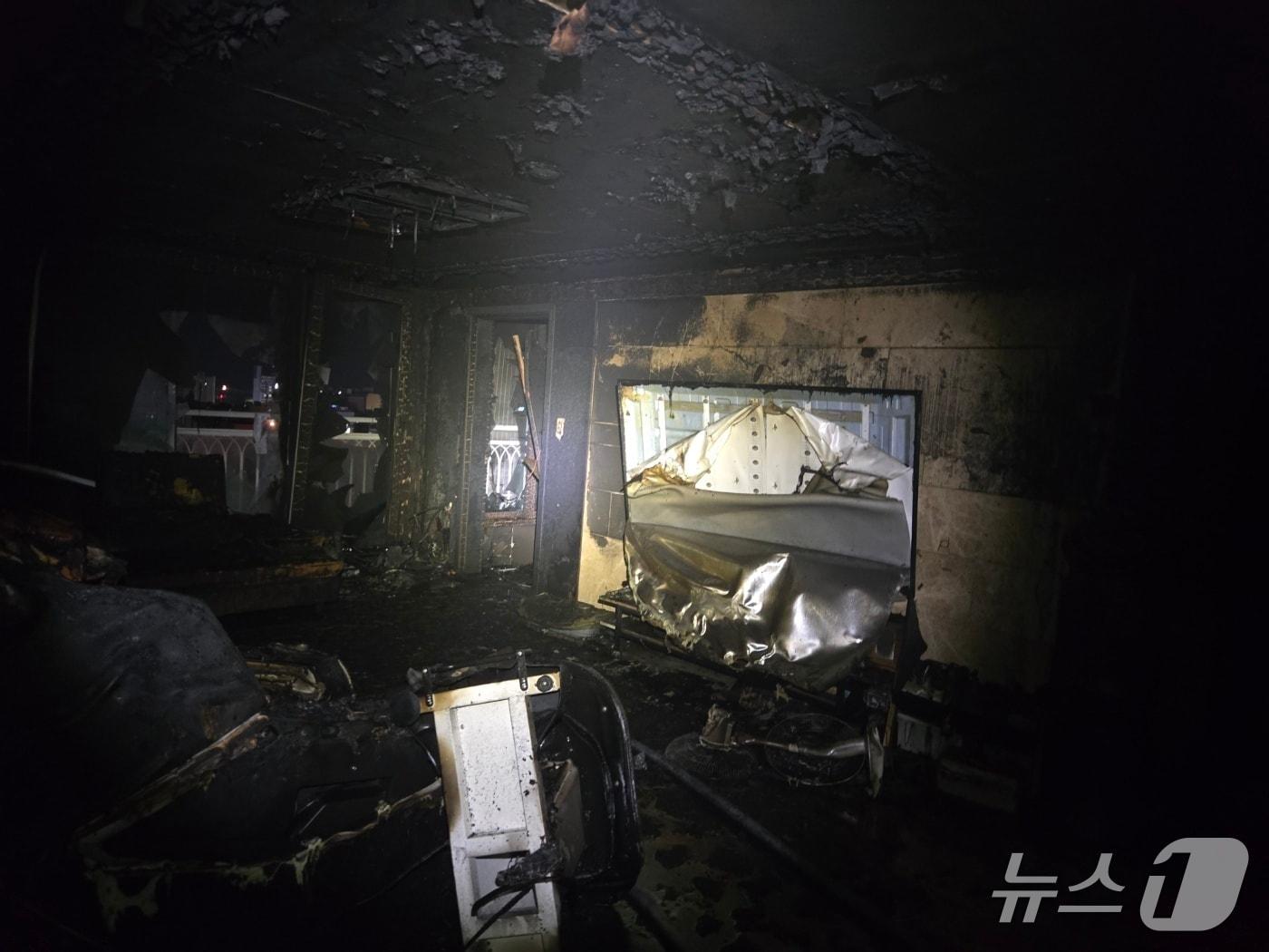 본문 이미지 - 2일 오후 부산 기장군 아파트 화재 현장.(부산소방재난본부 제공. 재판매 및 DB 금지)