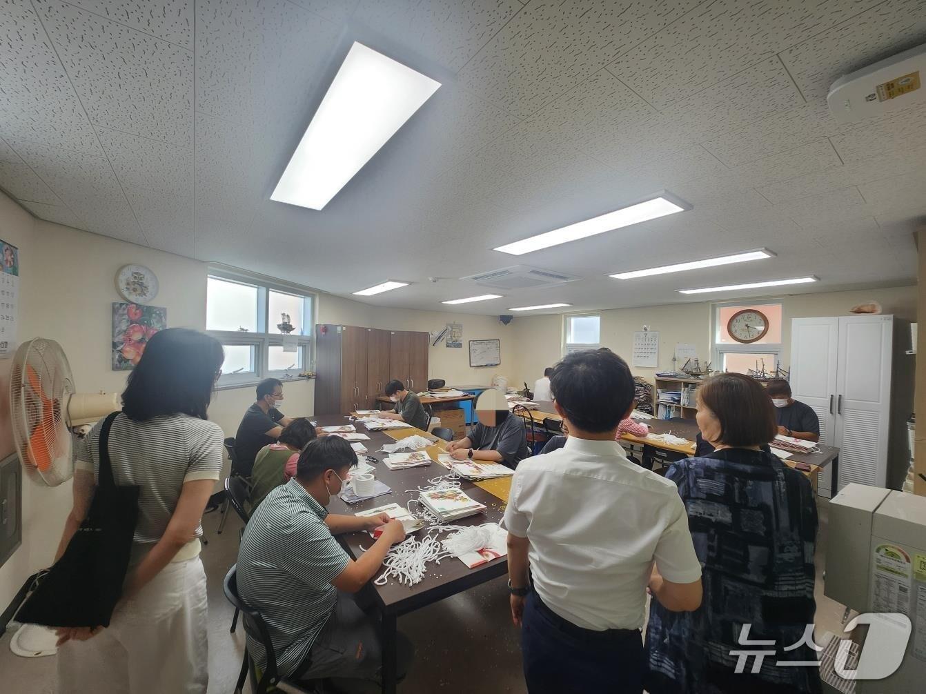 본문 이미지 - 부산시 관계자들이 2일 취약계층 작업장을 방문해 폭염 대비 현장점검을 하고 있다.(부산시청 제공. 재판매 및 DB 금지)