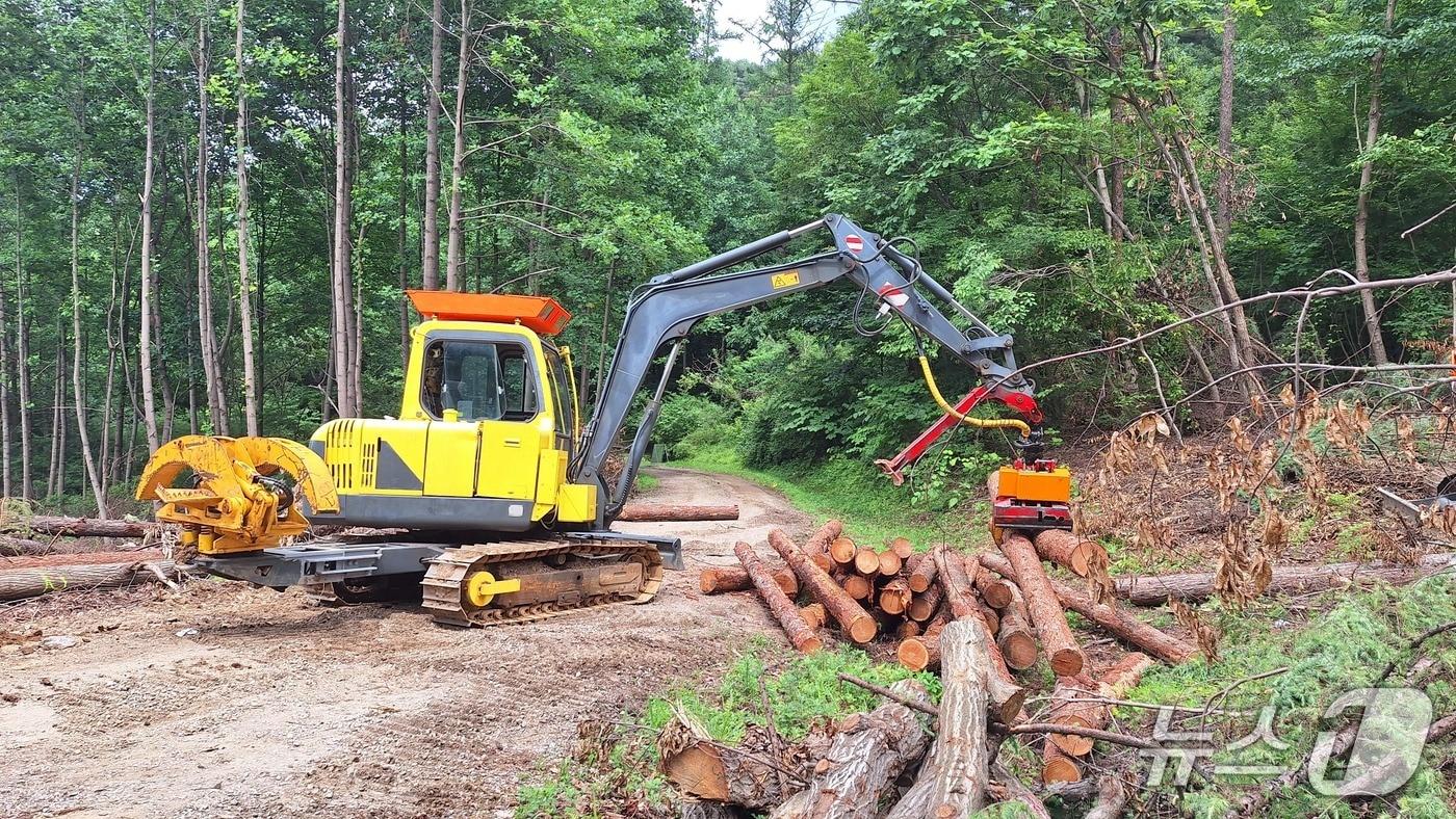  임업용 로봇 무인 작업(텔레오퍼레이션)(산림청 국립산림과학원 제공.재판매 및 DB 금지)/뉴스1