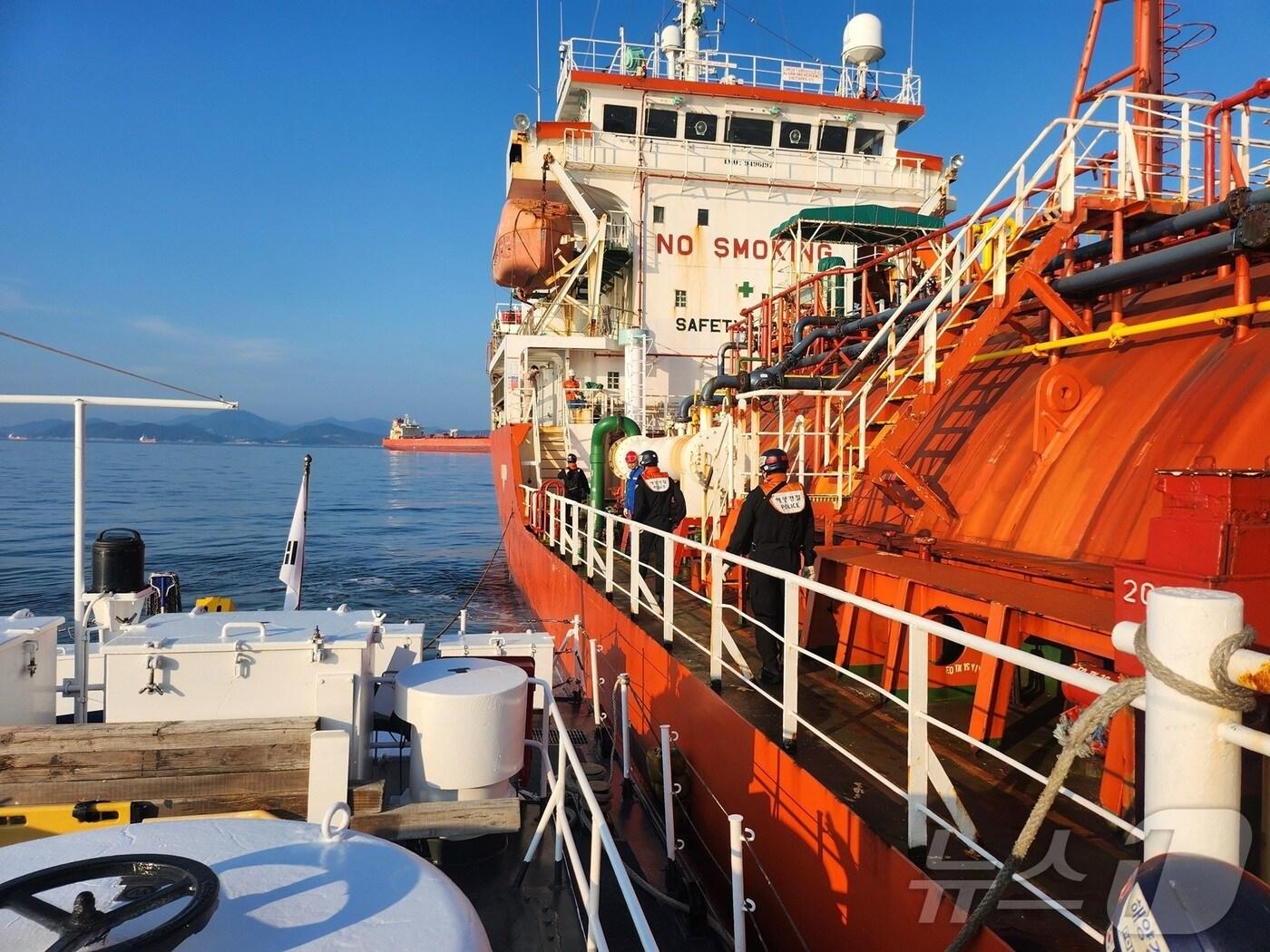 본문 이미지 - 3일 오전 5시 17분쯤 전남 여수광양항 중흥부두 앞 해상에 있던 대형선박에서 염산이 누출돼 해경이 현장 점검을 하고 있다.(여수해경 제공. 재판매 및 DB 금지) ⓒ News1