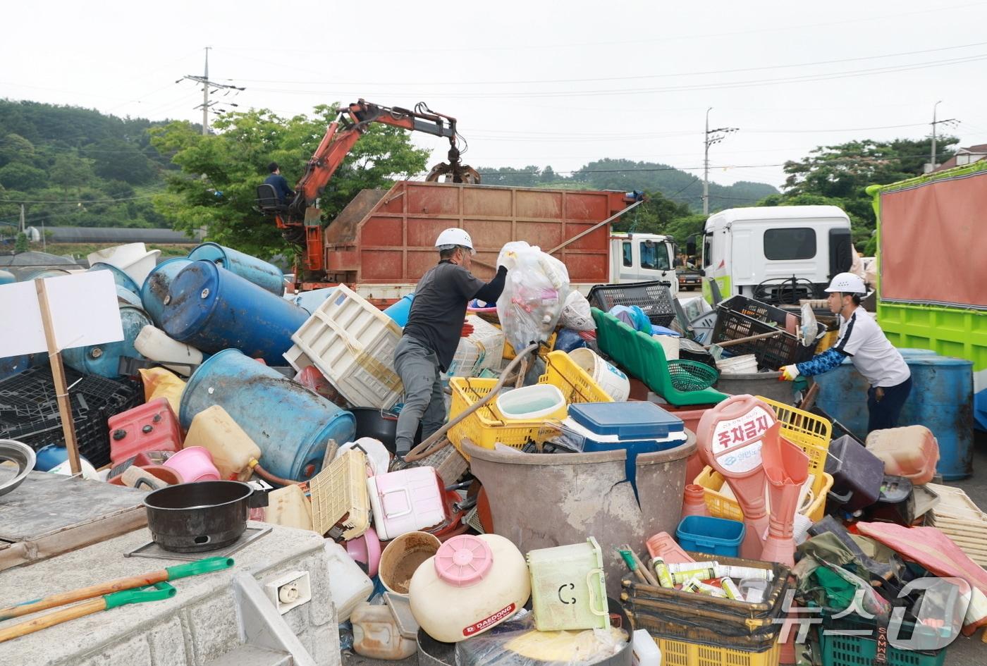 2일 안면읍 및 고남면에서 진행된 ‘2025년 제2차 숨은 자원 찾기’ 행사 모습. (태안군 제공. 재판매 및 DB금지)2025.7.3/뉴스1