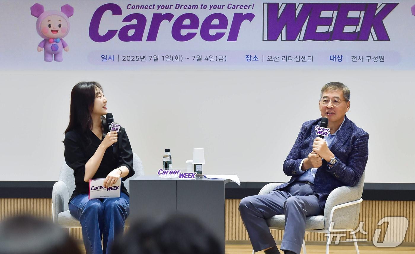 신학철 LG화학 부회장이 커리어 위크에서 임직원과 대담을 나누고 있다.(LG화학 제공)