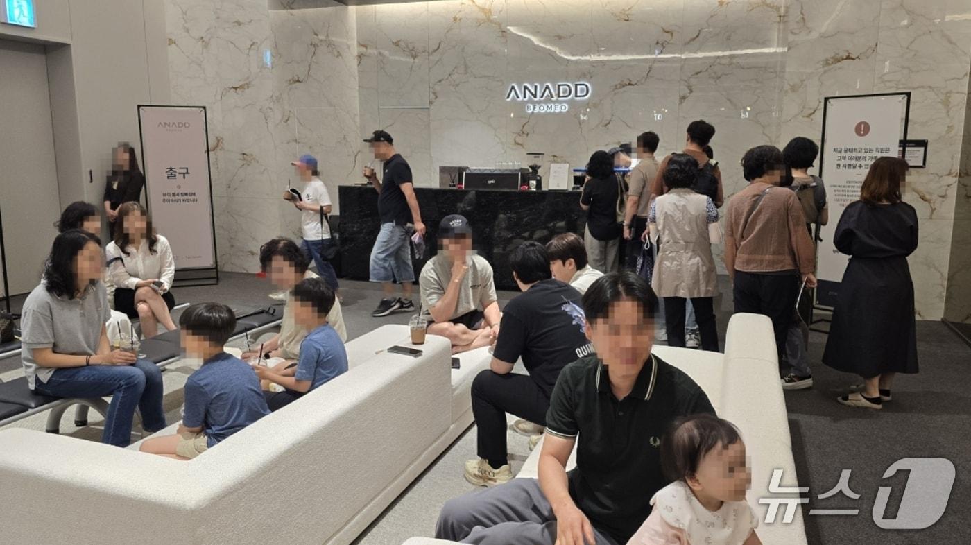 대구 '어나드 범어' 견본주택을 둘러보기 위해 관람객들이 대기하고 있다.(포스코이앤씨 제공. 재판매 및 DB 금지)