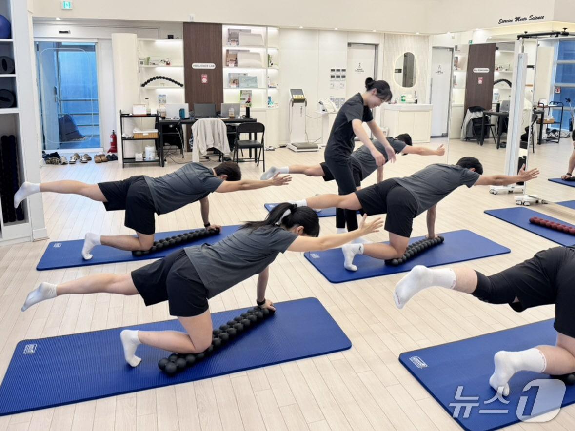 본문 이미지 - 대웅 힐리언스 코어운동센터에서 참가자들이 운동을 하고 있다. /사진제공 = 대웅