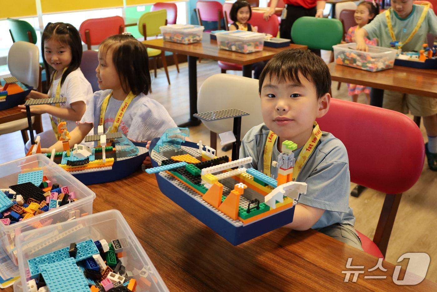 레고랜드 호텔의 ‘클럽 레고랜드’에서 선보이는 ‘레고 브릭 보트 빌더’ 프로그램.(레고랜드 제공, 재판매 및 DB금지)