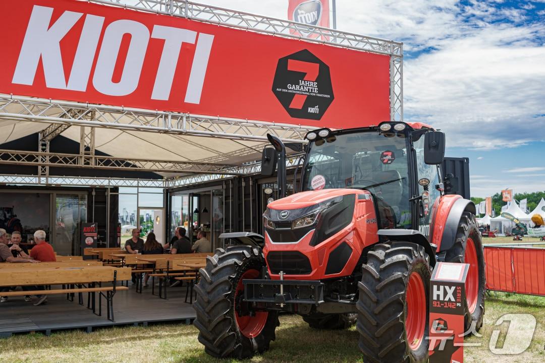 본문 이미지 - 지난달 독일 아이제나흐에서 열린 조경산업 전시회 '데모파크'에 전시된 HX1403(대동 제공)