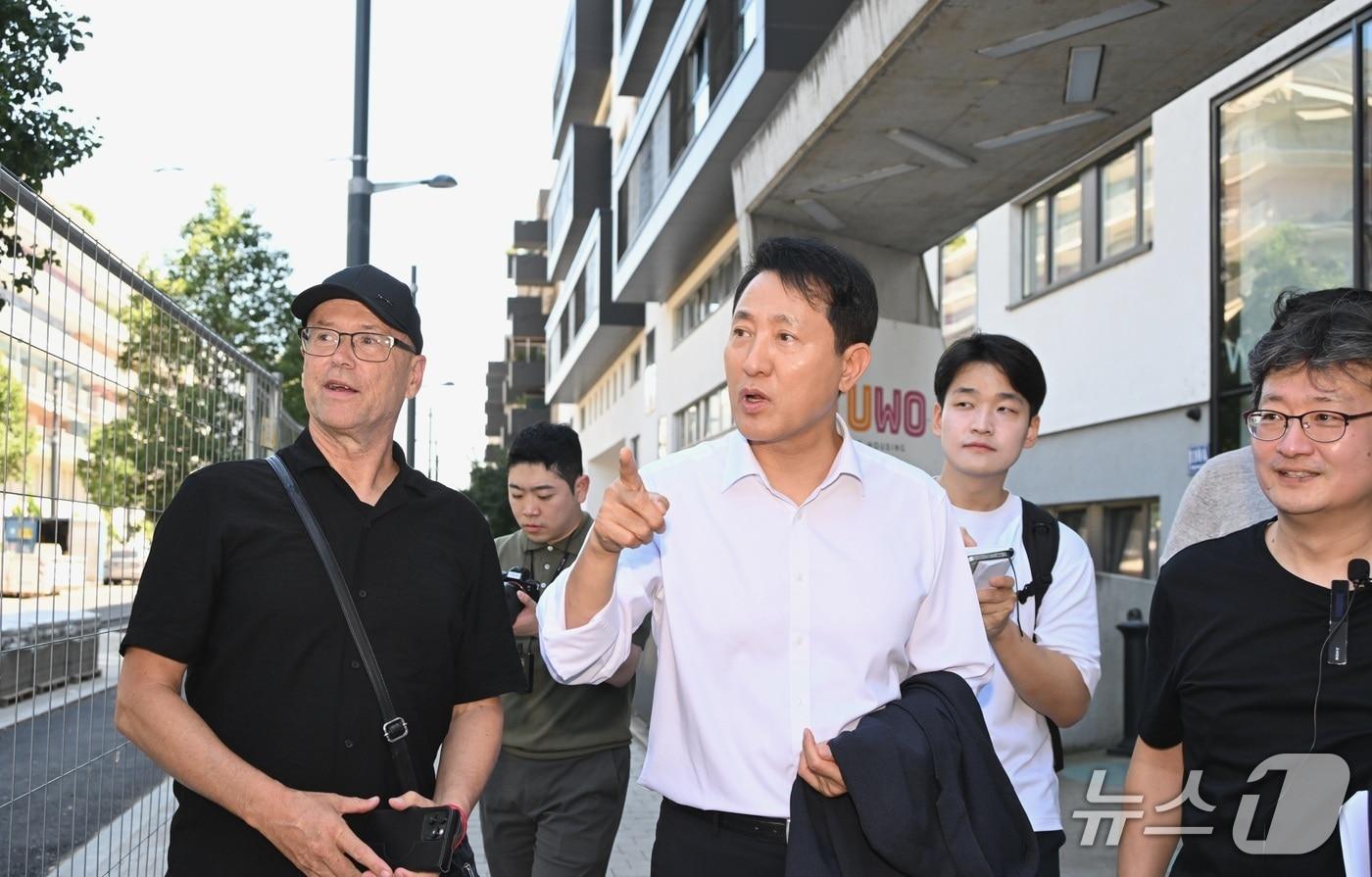 오세훈 서울시장이 2일&#40;현지시간&#41; 빈의 청년 주거단지 &#39;융에스 보넨&#39;을 둘러보고 있다.&#40;서울시 제공&#41;