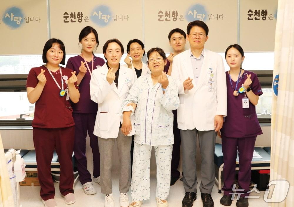 본문 이미지 - 최 류드밀라 씨와 치료를 도운 의료진들.(순천향대 천안병원 제공. 재판매 및 DB금지)