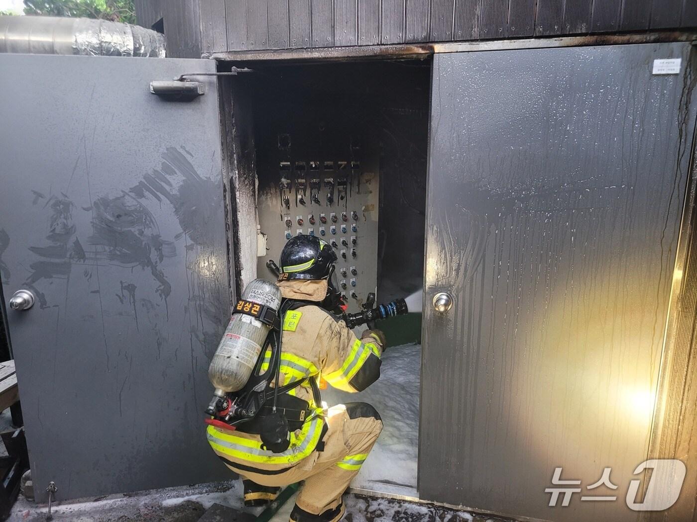 본문 이미지 - 3일 새벽 제주 서귀포시 중문관광단지의 한 호텔 기계실에서 불이 나 투수객 46명이 대피하는 소동을 빚었다.&#40;제주도 소방안전본부 제공. 재판매 및 DB 금지&#41;/뉴스1 