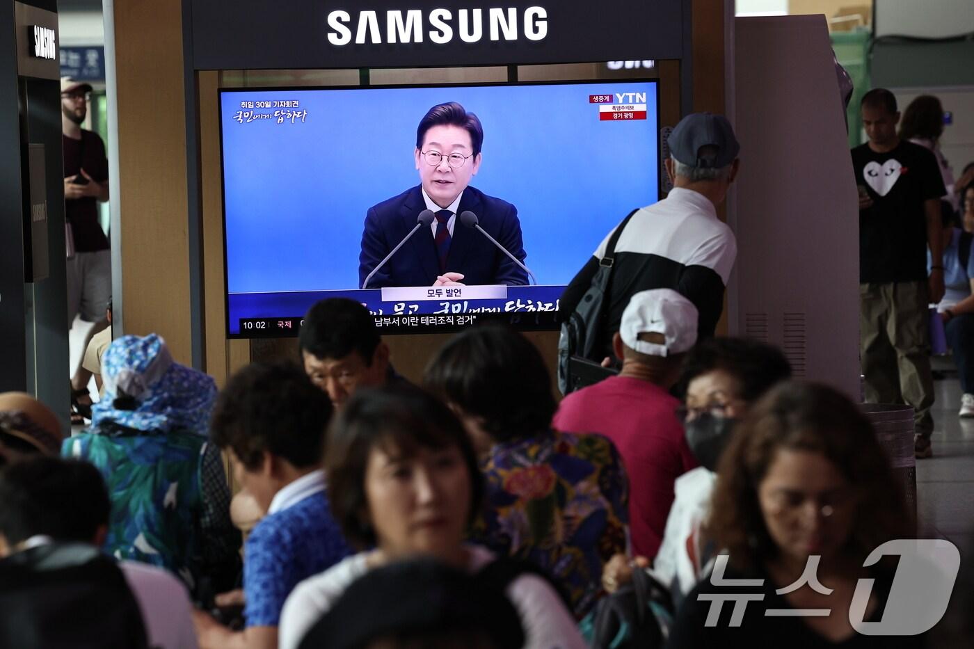 3일 오전 서울역 대합실에서 시민들이 이재명 대통령 ‘취임 한달’ 기자회견 생중계 영상을 시청하고 있다. 2025.7.3/뉴스1 ⓒ News1 구윤성 기자