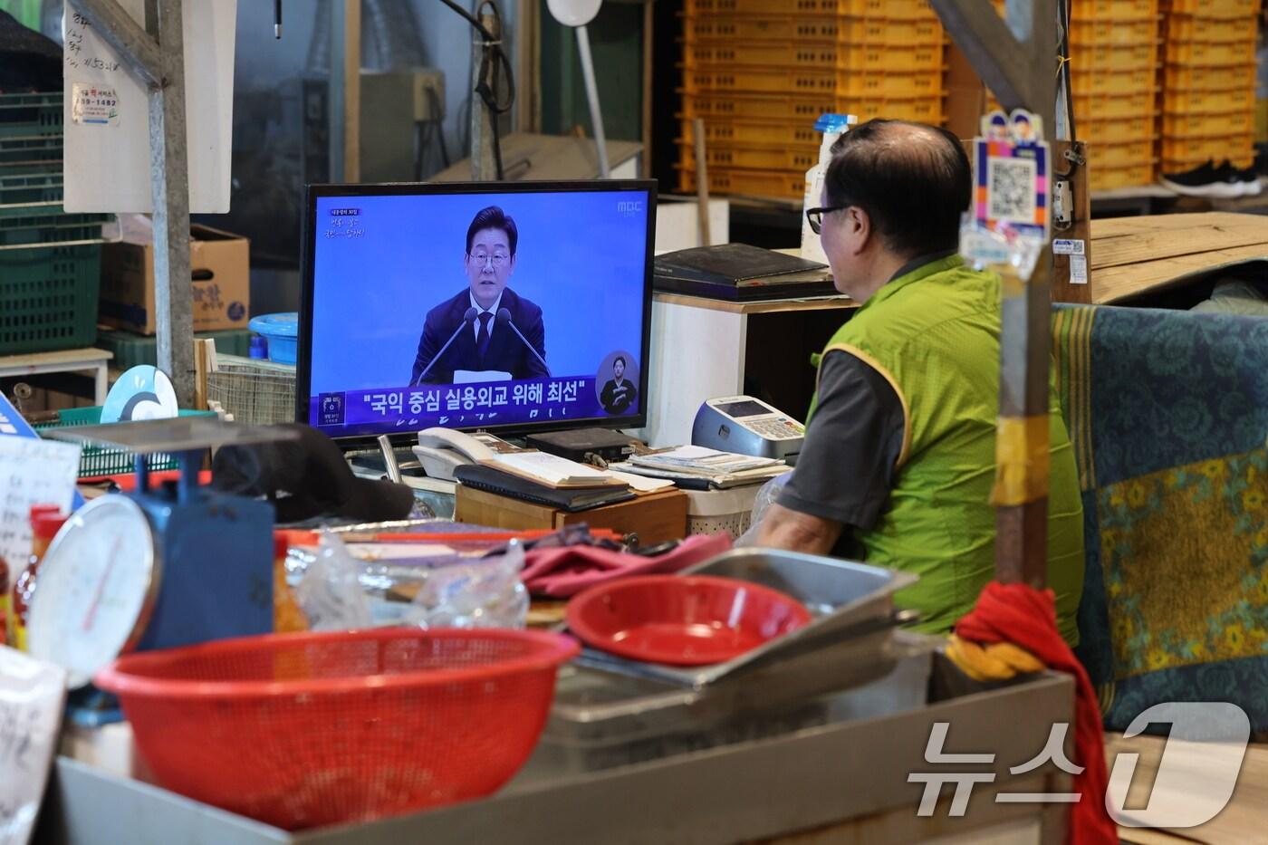 3일 오전 서울 서대문구 인왕시장에서 상인들이 이재명 대통령의 취임 30일 기념 기자회견을 시청하고 있다. 2025.7.3/뉴스1 ⓒ News1 이동해 기자