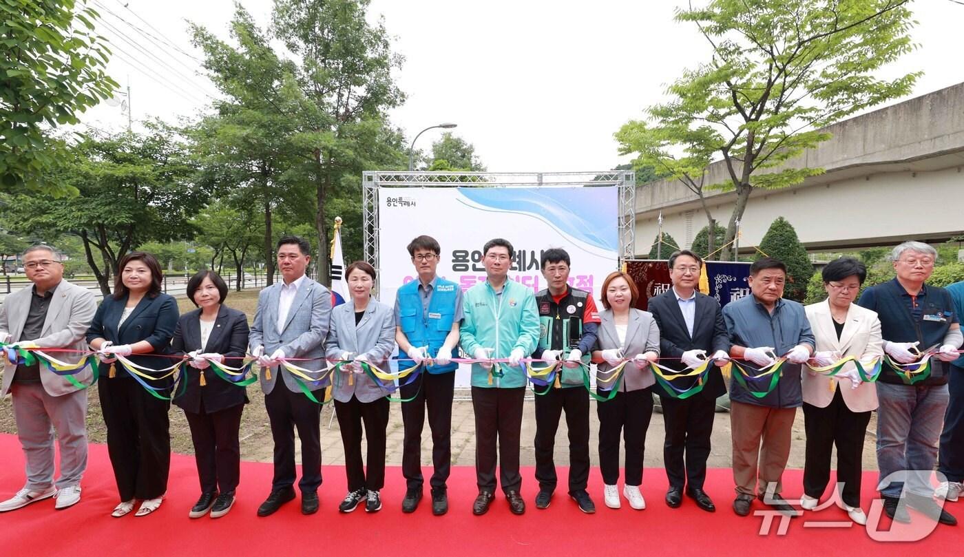 지난 2일 열린 기흥구 이동노동자쉼터 개소식에서 참석자들이 기념테이프를 자르고 있는 모습.&#40;용인시 제공&#41;