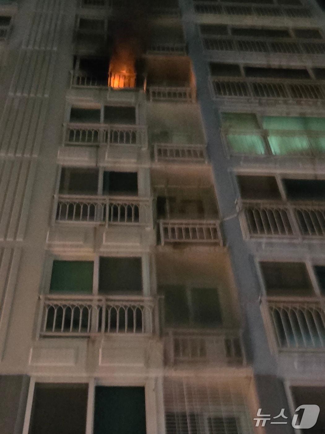 본문 이미지 - 2일 오후 부산 기장군 아파트 화재 현장.(부산소방재난본부 제공. 재판매 및 DB 금지)