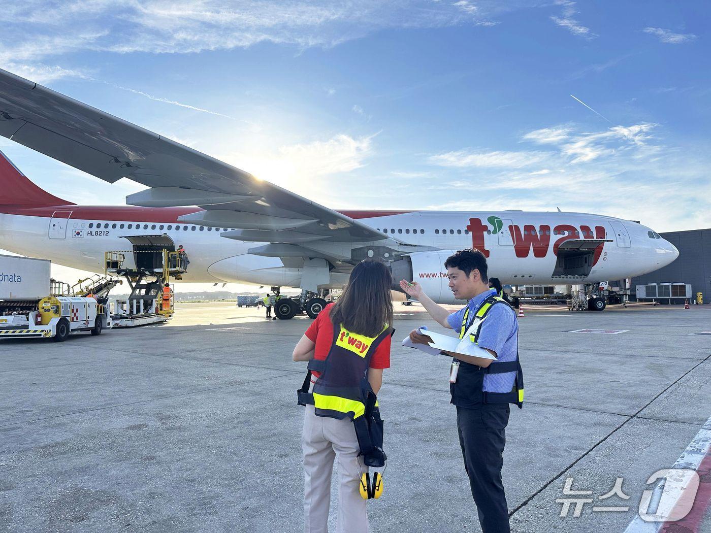 본문 이미지 - 티웨이항공 관계자들이 프랑스 파리의 샤를 드골 공항, 이탈리아 로마의 피우미치노 레오나르도 다빈치 공항 등에서 화물 탑재 작업을 점검하는 모습<자료사진>(티웨이항공 제공). 2025.07.03.