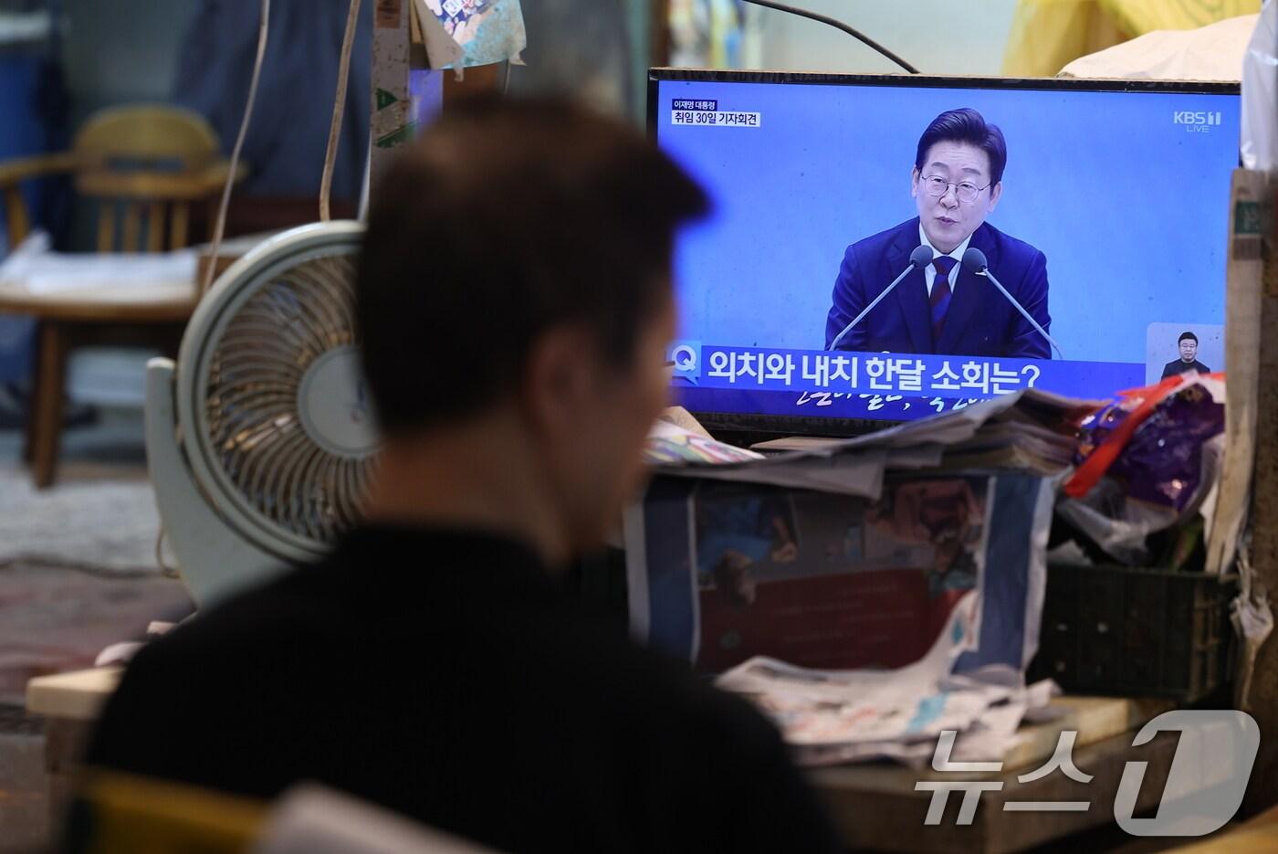 3일 오전 서울 서대문구 인왕시장에서 상인들이 이재명 대통령의 취임 30일 기념 기자회견을 시청하고 있다. 2025.7.3/뉴스1 ⓒ News1 이동해 기자