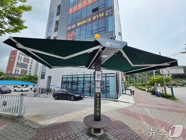 본문 이미지 - 전북 정읍시가 시민 건강 및 안전 보호를 위해 도심 곳곳에 스마트 그늘막을 설치했다.&#40;정읍시 제공. 재판매 및 DB금지&#41;/뉴스1 