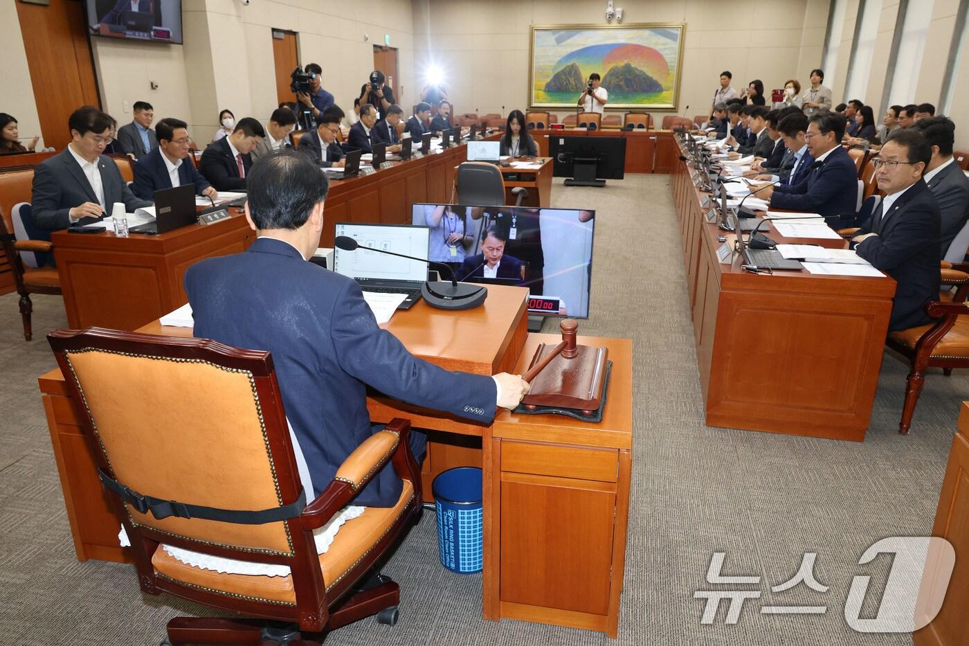 3일 오전 서울 여의도 국회에서 열린 정무위원회 전체회의에서 윤한홍 위원장이 의사봉을 두드리며 권오을 국가보훈부장관 후보자 인사청문요청안 등 안건을 상정하고 있다. 2025.7.3/뉴스1 ⓒ News1 이광호 기자