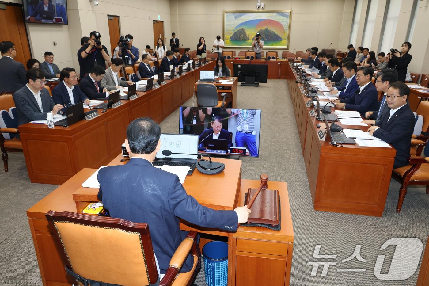 3일 오전 서울 여의도 국회에서 열린 정무위원회 전체회의에서 윤한홍 위원장이 의사봉을 두드리고 있다. 2025.7.3/뉴스1 ⓒ News1 이광호 기자