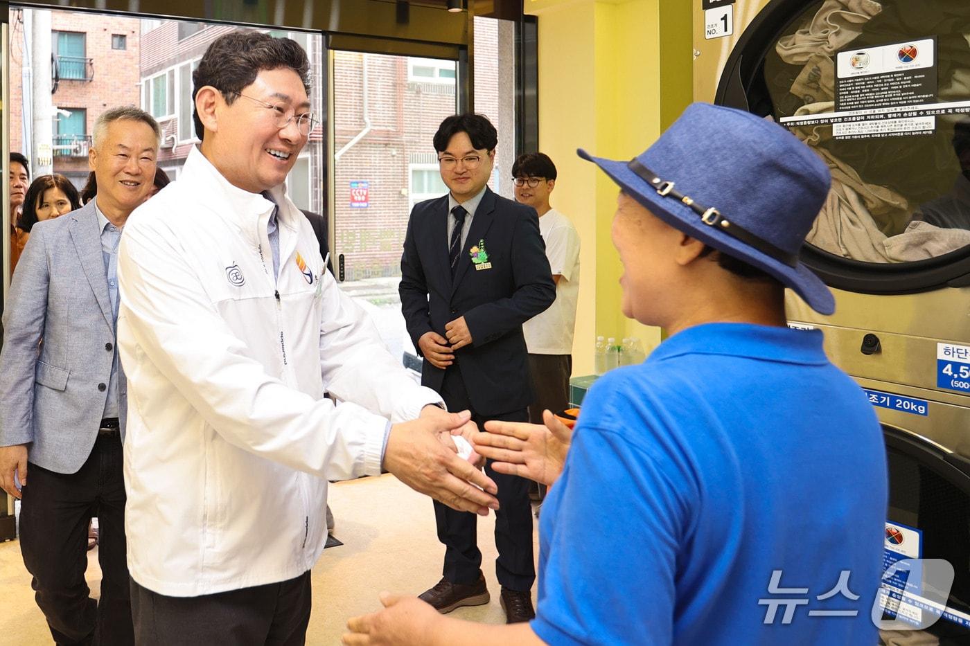 이상일 시장&#40;흰색 상의&#41;이 2일 &#39;시니어 빨래방 2호점&#39;을 둘러보며 사업에 참여한 어르신과 의견을 나누고 있다.&#40;용인시 제공&#41;