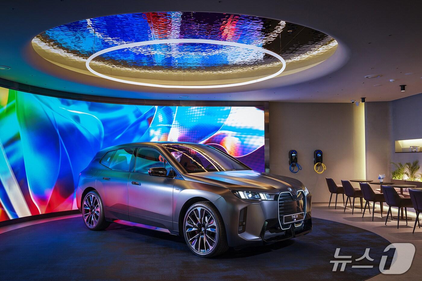 서울 중구의 BMW 차징 허브 라운지에 BMW 순수전기 준대형 스포츠유틸리티차(SUV) '뉴 iX'가 전시된 모습(BMW 코리아 제공). 2025.07.03.