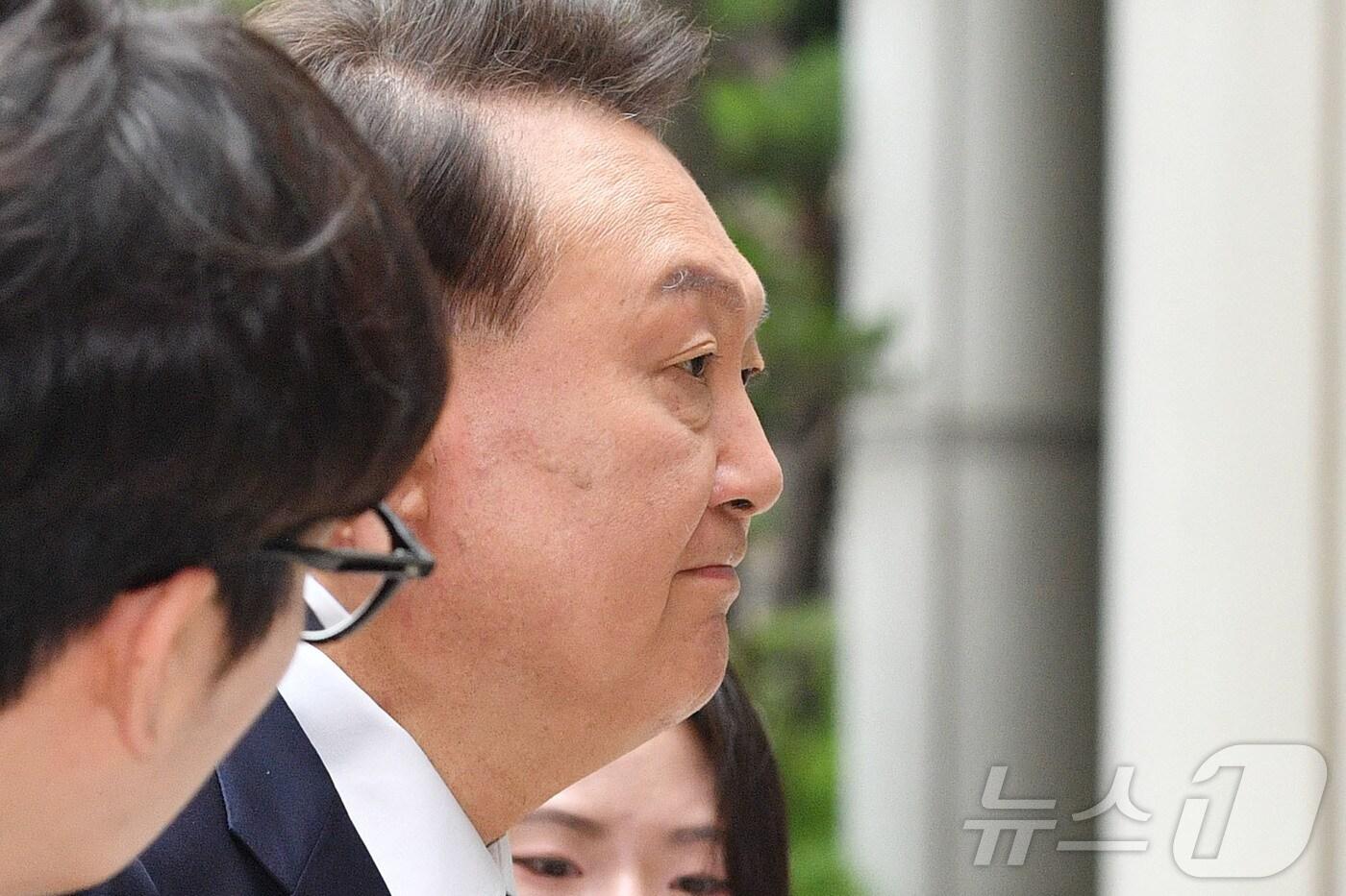 윤석열 전 대통령이 3일 서울 서초구 서울중앙지방법원에서 열린 우두머리 혐의·직권남용 권리행사 방해 혐의 사건 9차 공판에 출석하고 있다./뉴스1 ⓒ News1 사진공동취재단