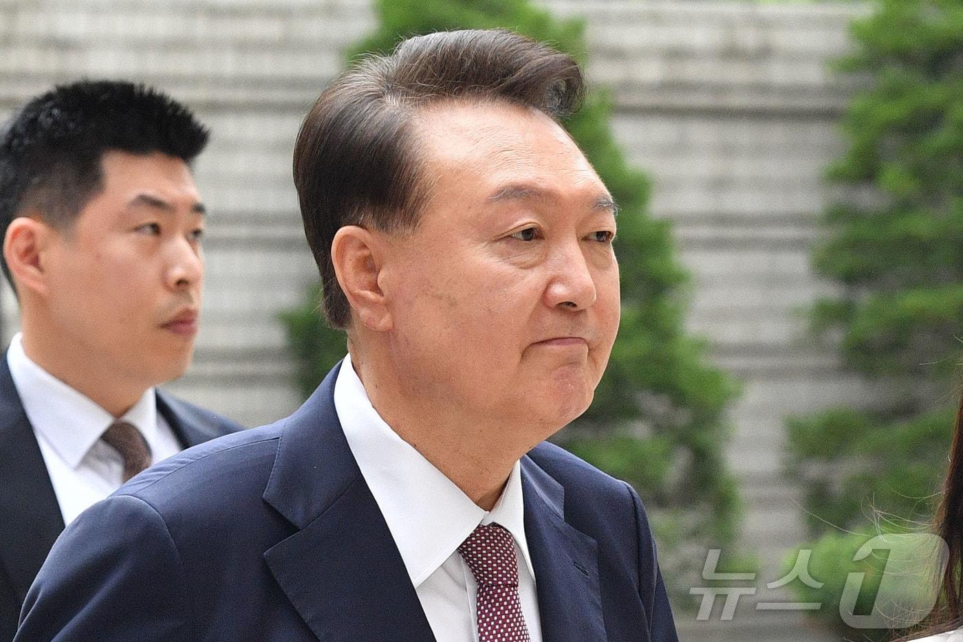 윤석열 전 대통령이 지난 7월 3일 서울중앙지방법원에서 열린 우두머리 혐의·직권남용 권리행사 방해 혐의 사건 9차 공판에 출석하고 있다. /뉴스1 ⓒ News1 사진공동취재단