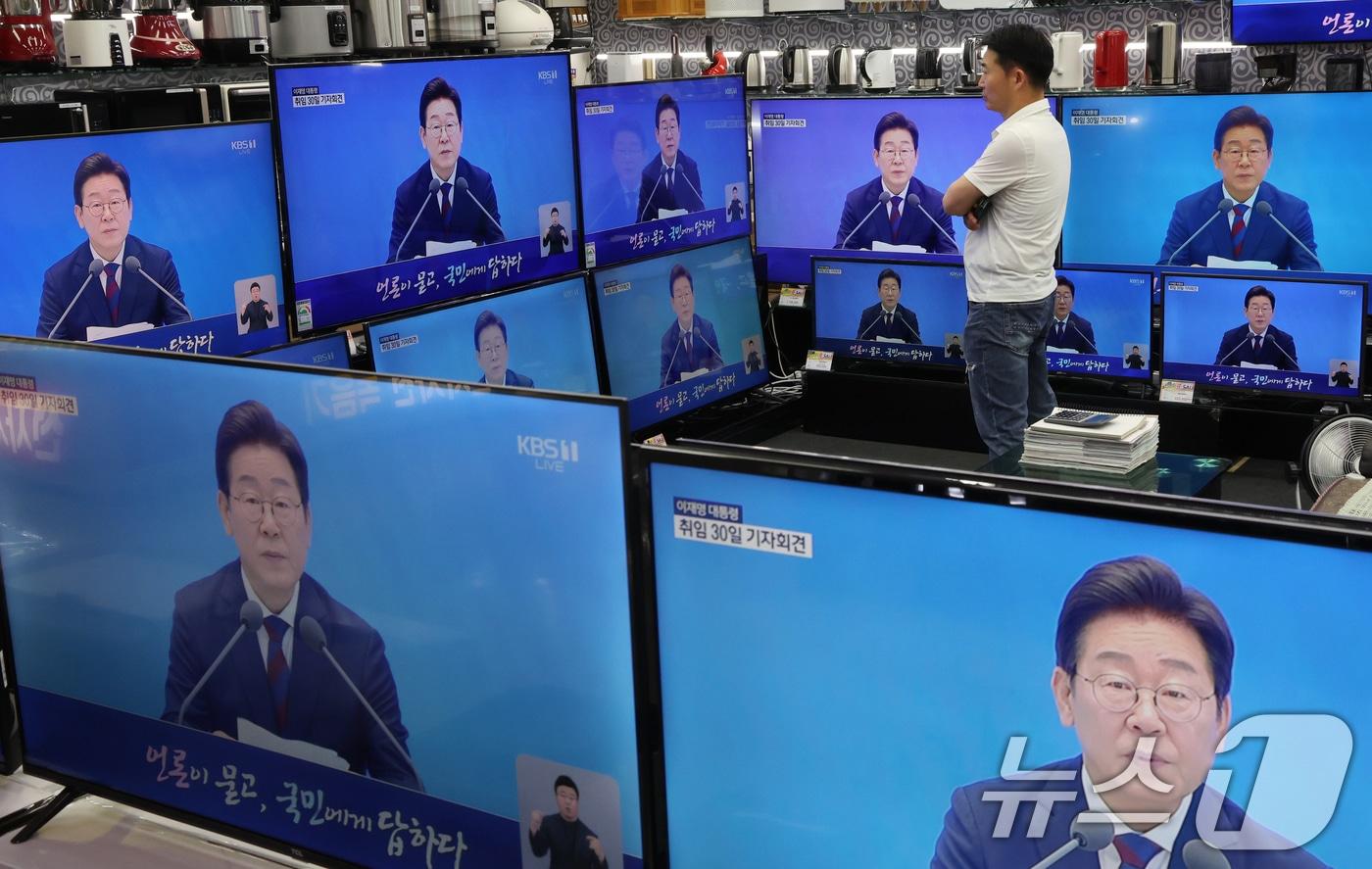 3일 서울 용산구 전자랜드 매장에서 상인이 '대통령의 30일, 언론이 묻고 국민에게 답하다'라는 이재명 대통령 기자회견을 보고 있다. 2025.7.3/뉴스1 ⓒ News1 김명섭 기자