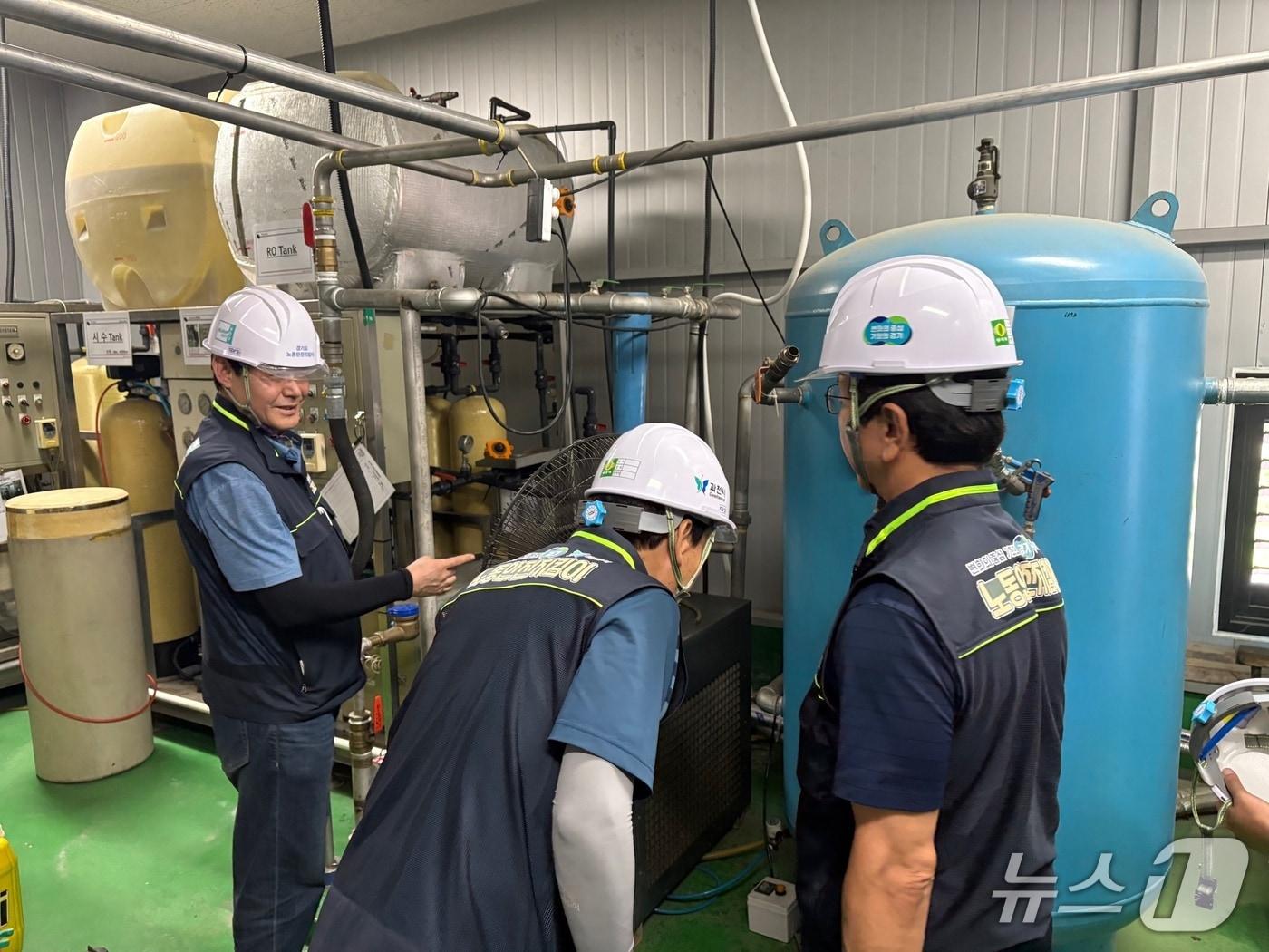 본문 이미지 - 경기 군포시 산업현장 안전점검. &#40;군포시 제공. 재판매 및 DB 금지&#41; 2025.7.3/뉴스1