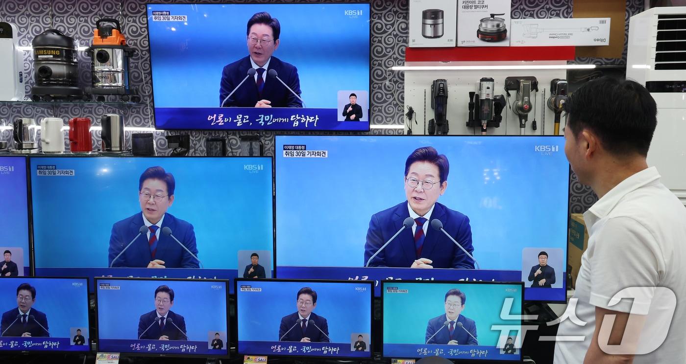 3일 서울 용산구 전자랜드 매장에서 상인이 '대통령의 30일, 언론이 묻고 국민에게 답하다'라는 이재명 대통령 기자회견을 보고 있다. 2025.7.3/뉴스1 ⓒ News1 김명섭 기자