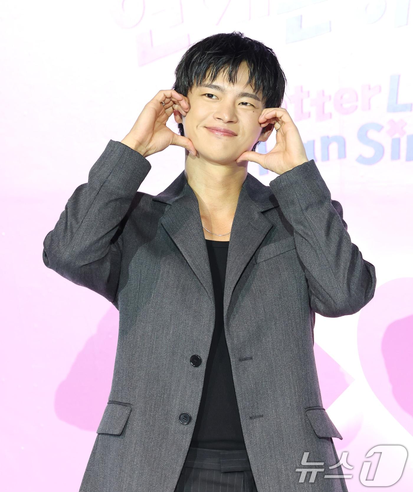 본문 이미지 - 배우 겸 가수 서인국이 3일 오전 서울 용산구 CGV용산아이파크몰에서 열린 넷플릭스 예능 '모태솔로지만 연애는 하고 싶어' 제작발표회에 참석해 포즈를 취하고 있다. '모태솔로지만 연애는 하고 싶어'는 우리도 제발 연애하고 싶다! 연애 초보, 모태솔로 성인 남녀들의 좌충우돌 설렘 가득한 첫 연애 이야기다. 2025.7.3/뉴스1 ⓒ News1 권현진 기자