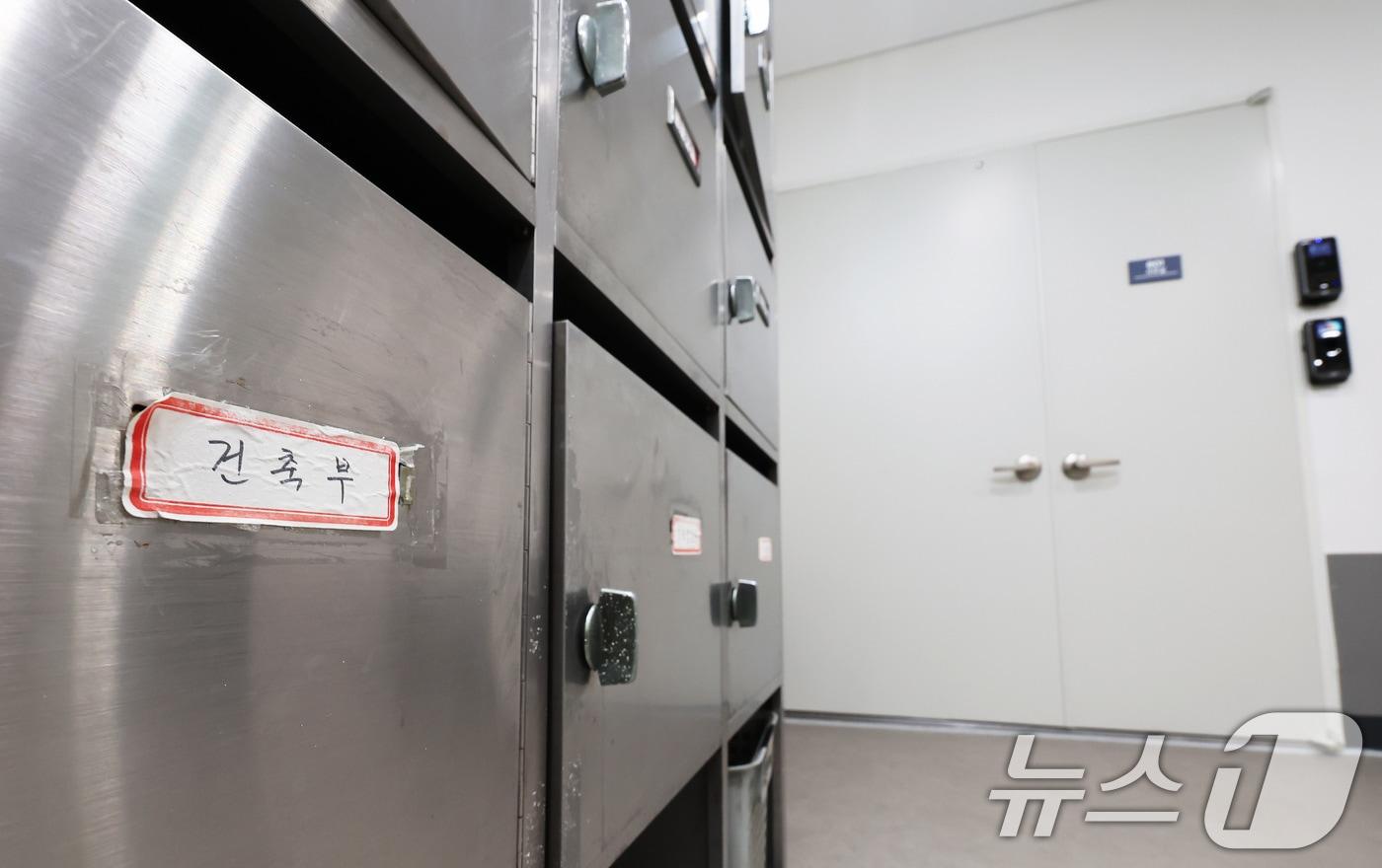 윤석열 전 대통령 배우자 김건희 여사 의혹을 수사하는 민중기 특별검사팀이 3일 오전 서울 종로구 삼부토건에 대한 압수수색에 돌입한 가운데 사무실 앞에 사물함이 놓여져 있다. 2025.7.3/뉴스1 ⓒ News1 장수영 기자