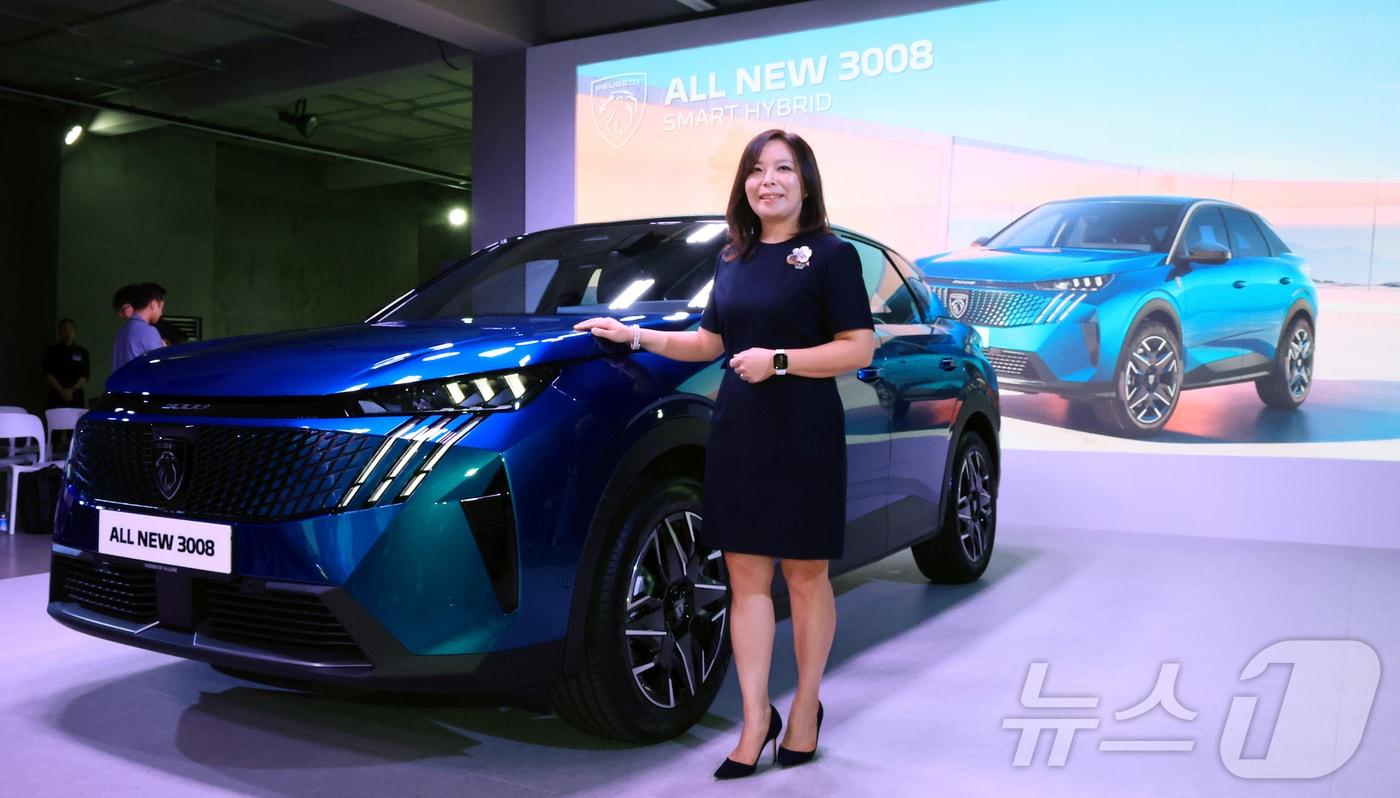 3일 서울 성동구 캔디 성수에서 열린 푸조의 신차 공개 행사에서 방실 스텔란티스코리아 대표이사가 올 뉴 3008 스마트 하이브리드와 함께 기념 촬영을 하고 있다. 8년 만에 완전변경을 거친 3세대 올 뉴 3008은 감각적인 디자인과 스마트 하이브리드 기술을 접목한 도심형 C-SUV로, 푸조 브랜드의 SUV 라인업 확장과 국내 시장 저변 확대를 이끌 전략 모델이다. 2025.7.3/뉴스1 ⓒ News1 김진환 기자