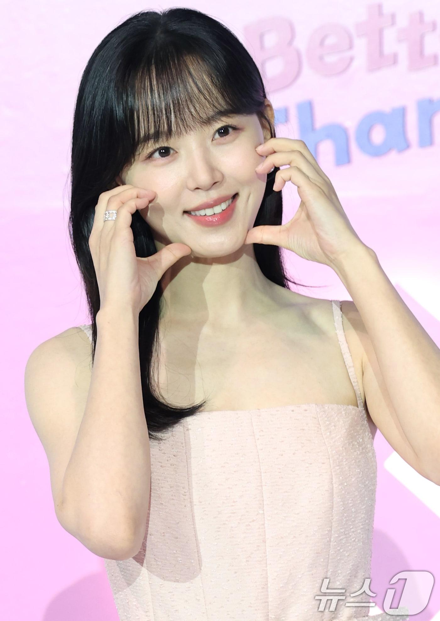 본문 이미지 - 배우 강한나가 3일 오전 서울 용산구 CGV용산아이파크몰에서 열린 넷플릭스 예능 '모태솔로지만 연애는 하고 싶어' 제작발표회에 참석해 포즈를 취하고 있다. '모태솔로지만 연애는 하고 싶어'는 우리도 제발 연애하고 싶다! 연애 초보, 모태솔로 성인 남녀들의 좌충우돌 설렘 가득한 첫 연애 이야기다. 2025.7.3/뉴스1 ⓒ News1 권현진 기자