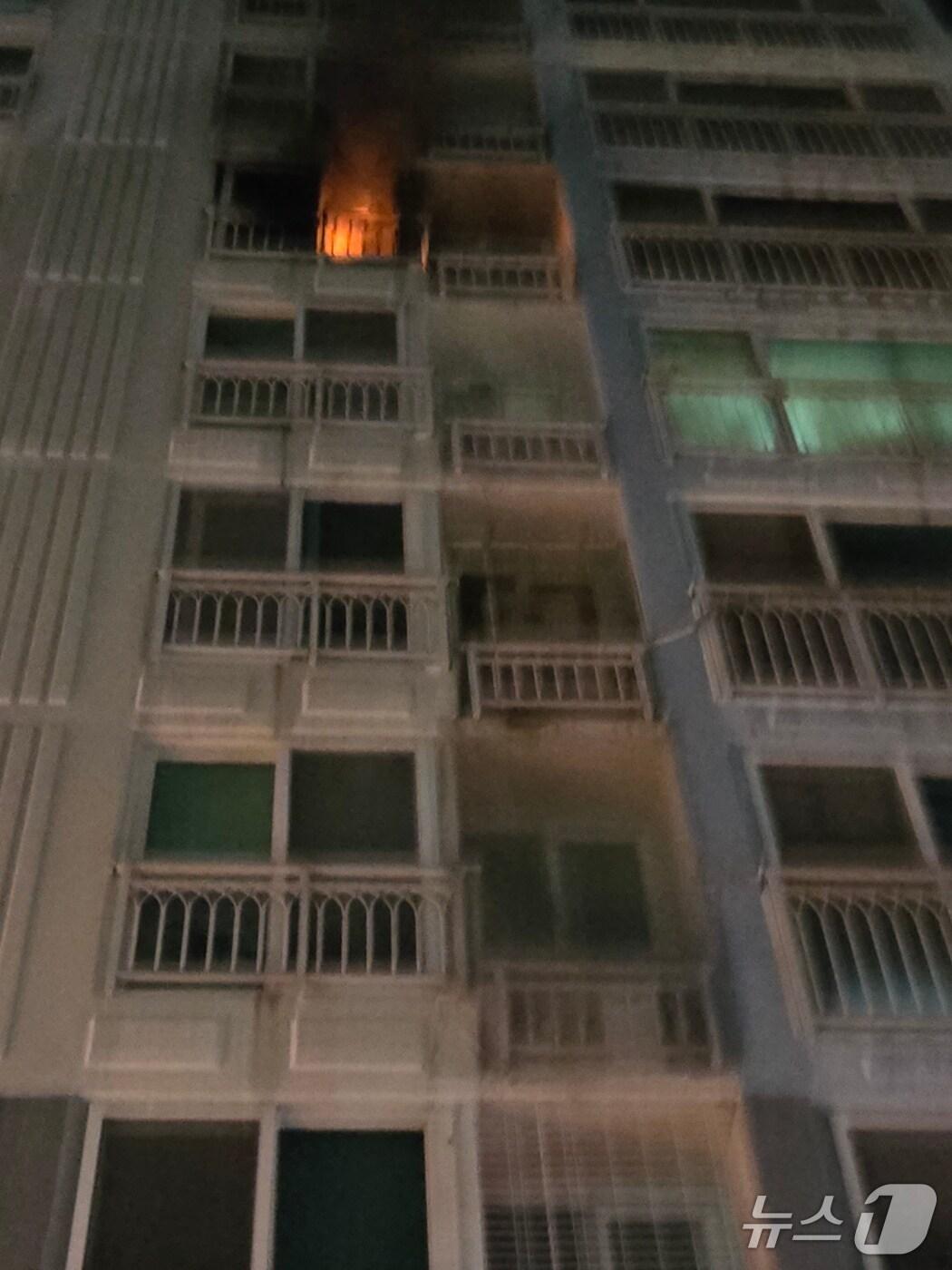 본문 이미지 - 2일 오후 부산 기장군 아파트 화재 현장.(부산소방재난본부 제공. 재판매 및 DB 금지)