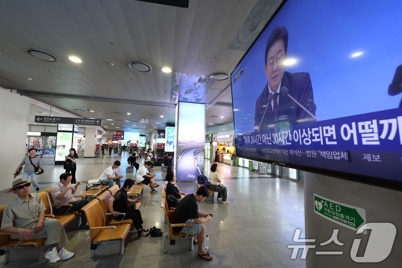 3일 오전 광주 서구 유스퀘어 광주종합버스터미널에서 시민들이 이재명 대통령의 기자회견 생중계를 시청하고 있다. 2025.7.3/뉴스1 ⓒ News1 박지현 기자