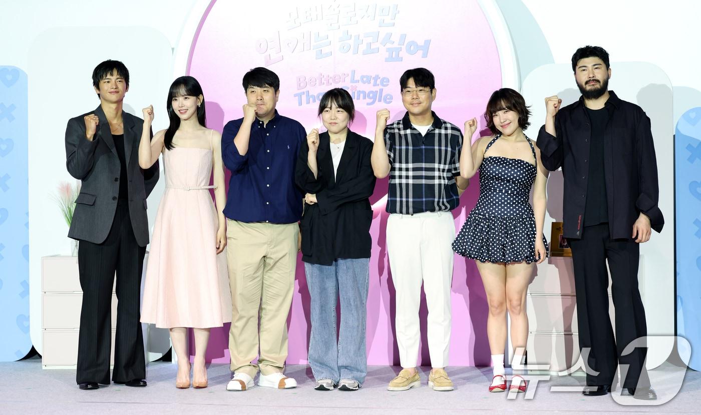 서인국(왼쪽부터)과 강한나, 조욱형 PD, 김노은 PD, 원승재 PD, 이은지, 카더가든이 3일 오전 서울 용산구 CGV용산아이파크몰에서 열린 넷플릭스 예능 '모태솔로지만 연애는 하고 싶어' 제작발표회에 참석해 포즈를 취하고 있다. '모태솔로지만 연애는 하고 싶어'는 우리도 제발 연애하고 싶다! 연애 초보, 모태솔로 성인 남녀들의 좌충우돌 설렘 가득한 첫 연애 이야기다. 2025.7.3/뉴스1 ⓒ News1 권현진 기자